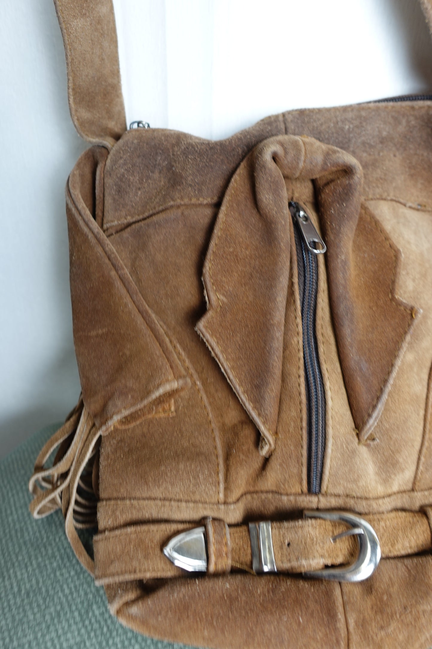 Sac bandoulière vintage en cuir suédé – Design veste western