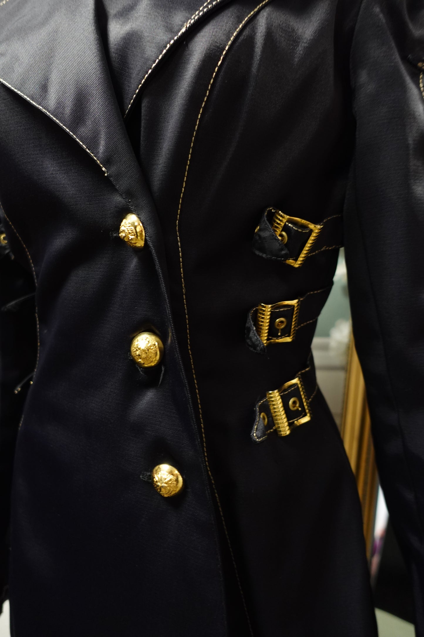 Veste Blazer Asymétrique Vintage — Noir & Boutons Bijoux (Circa 1980)
