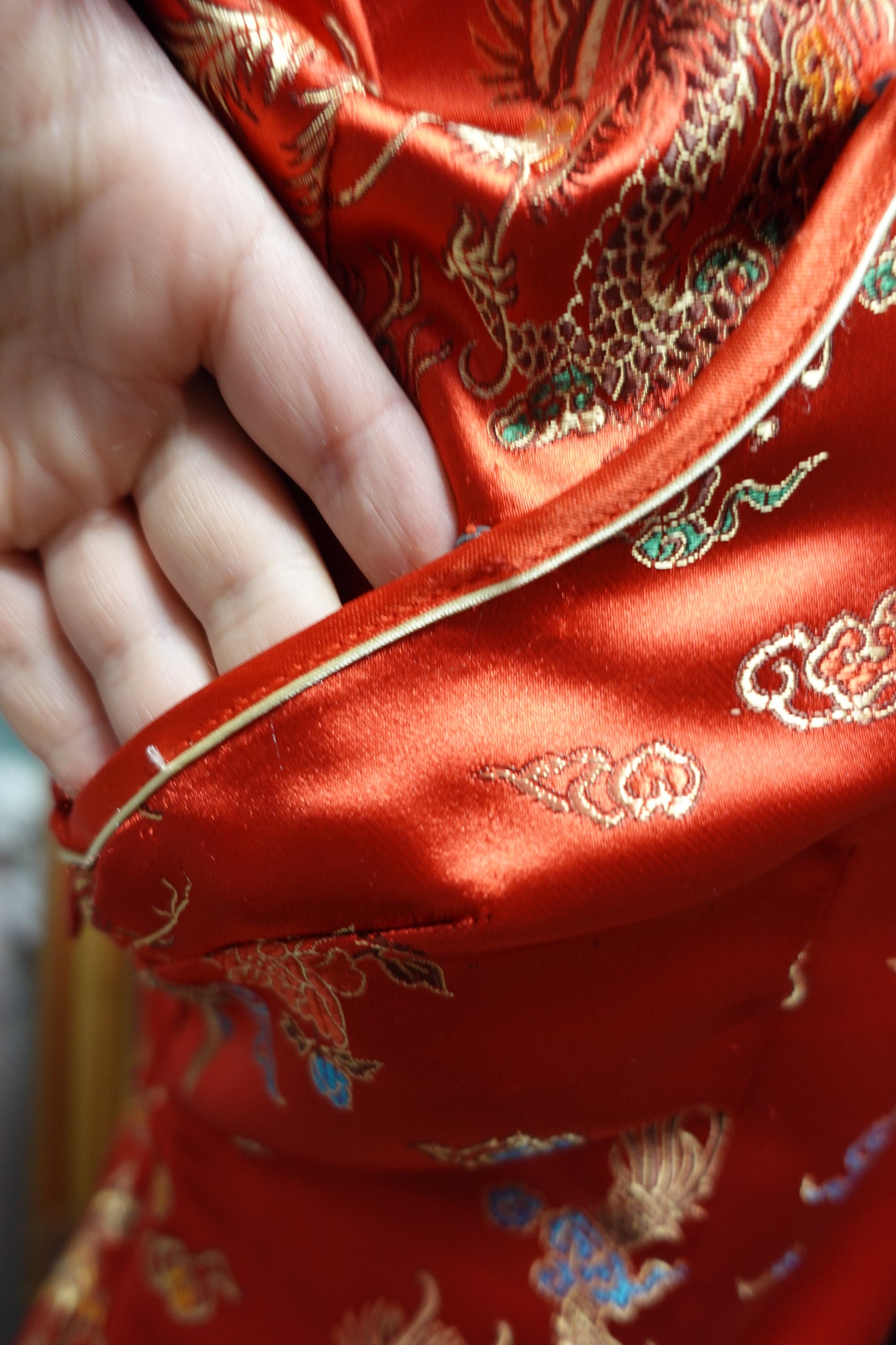Robe Qipao Rétro en Brocart Satiné – Rouge Impérial