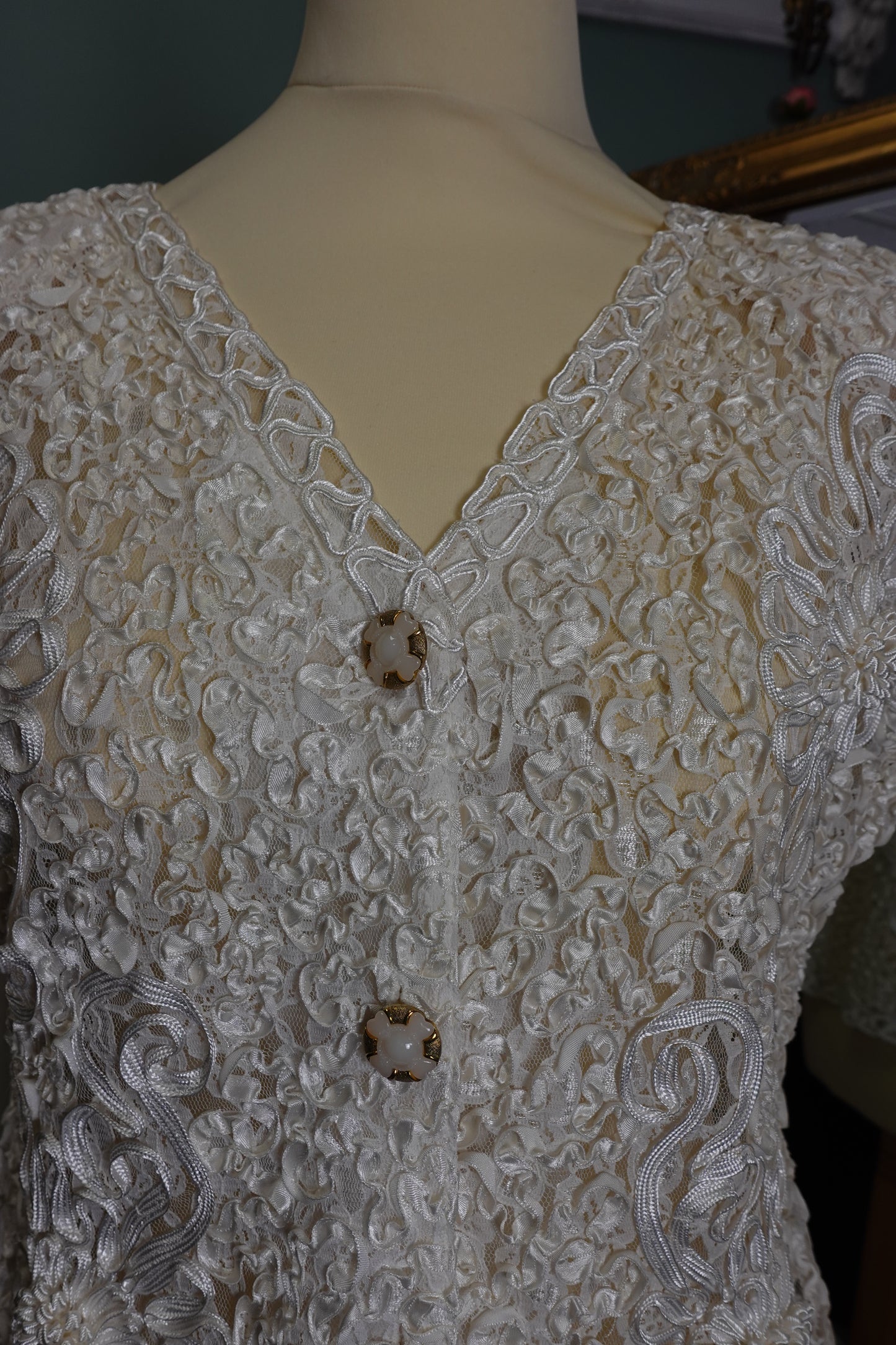 Gilet vintage blanc texturé à appliqués floraux