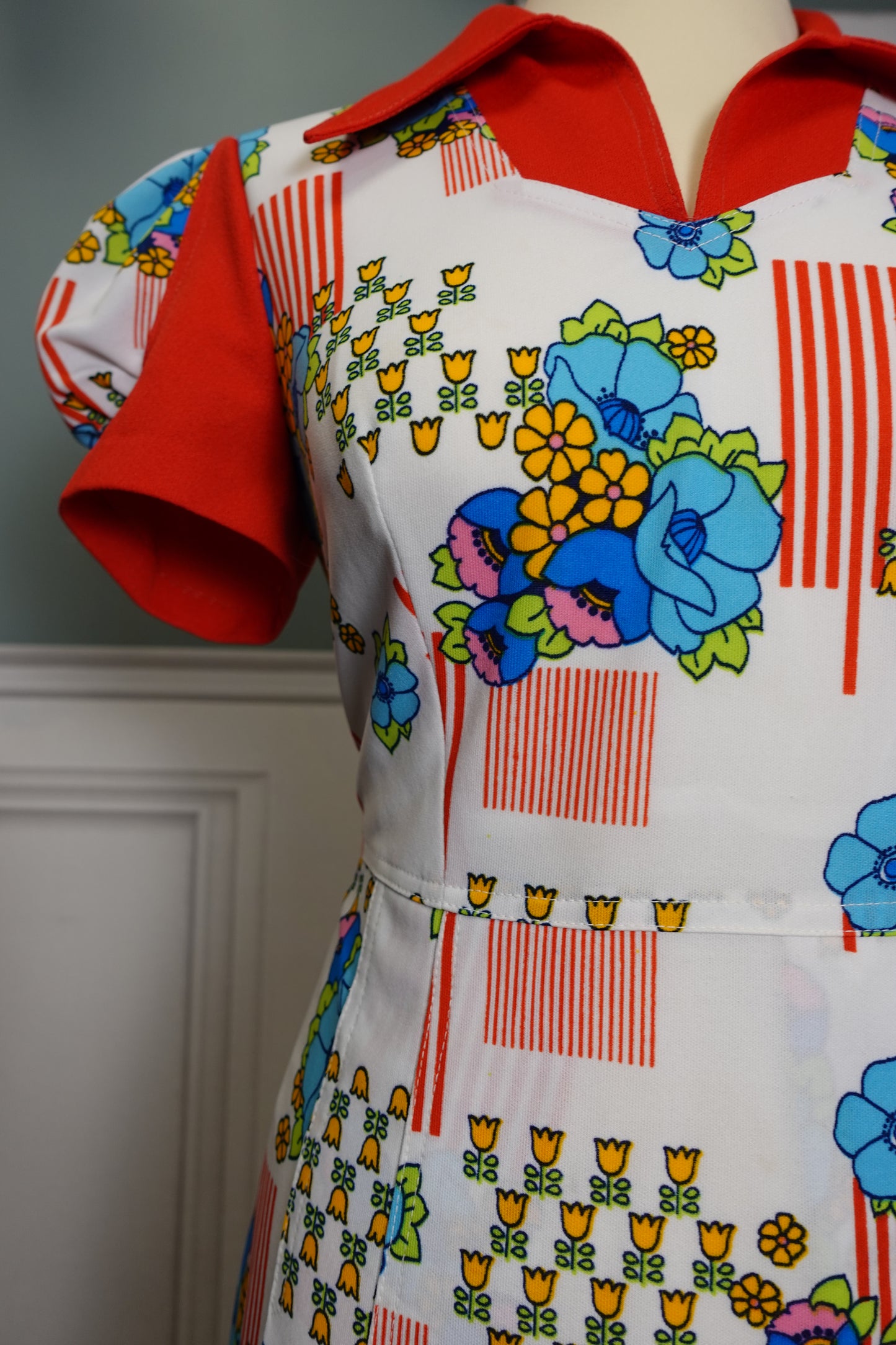 Robe vintage années 60/70 à imprimé floral graphique
