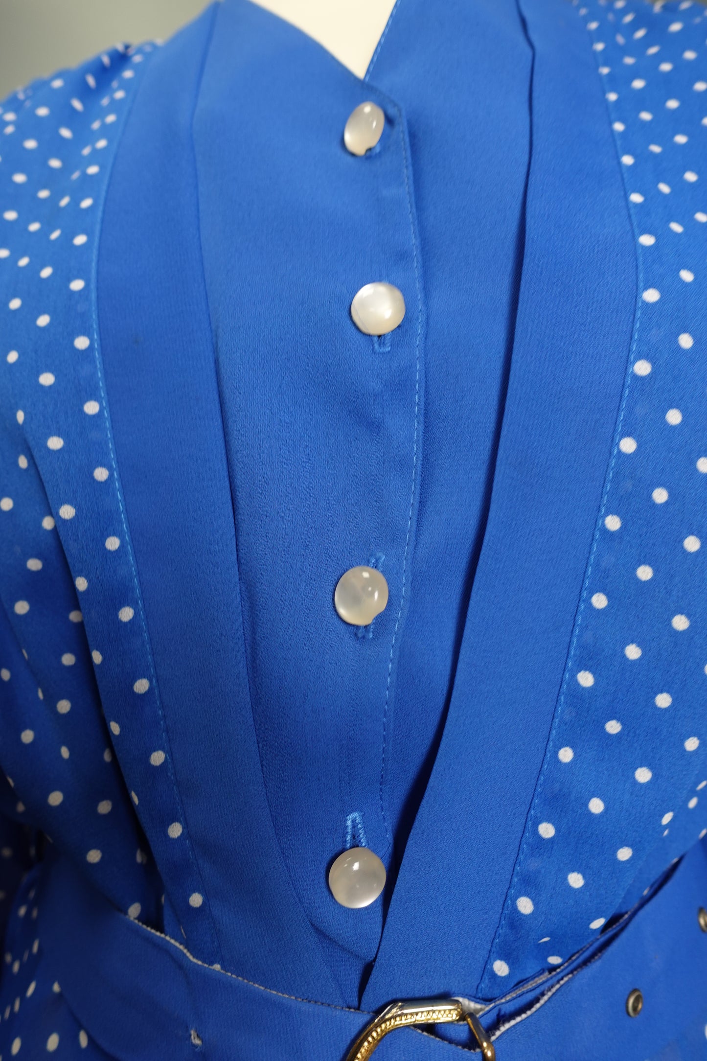Blouse vintage bleue à pois avec ceinture