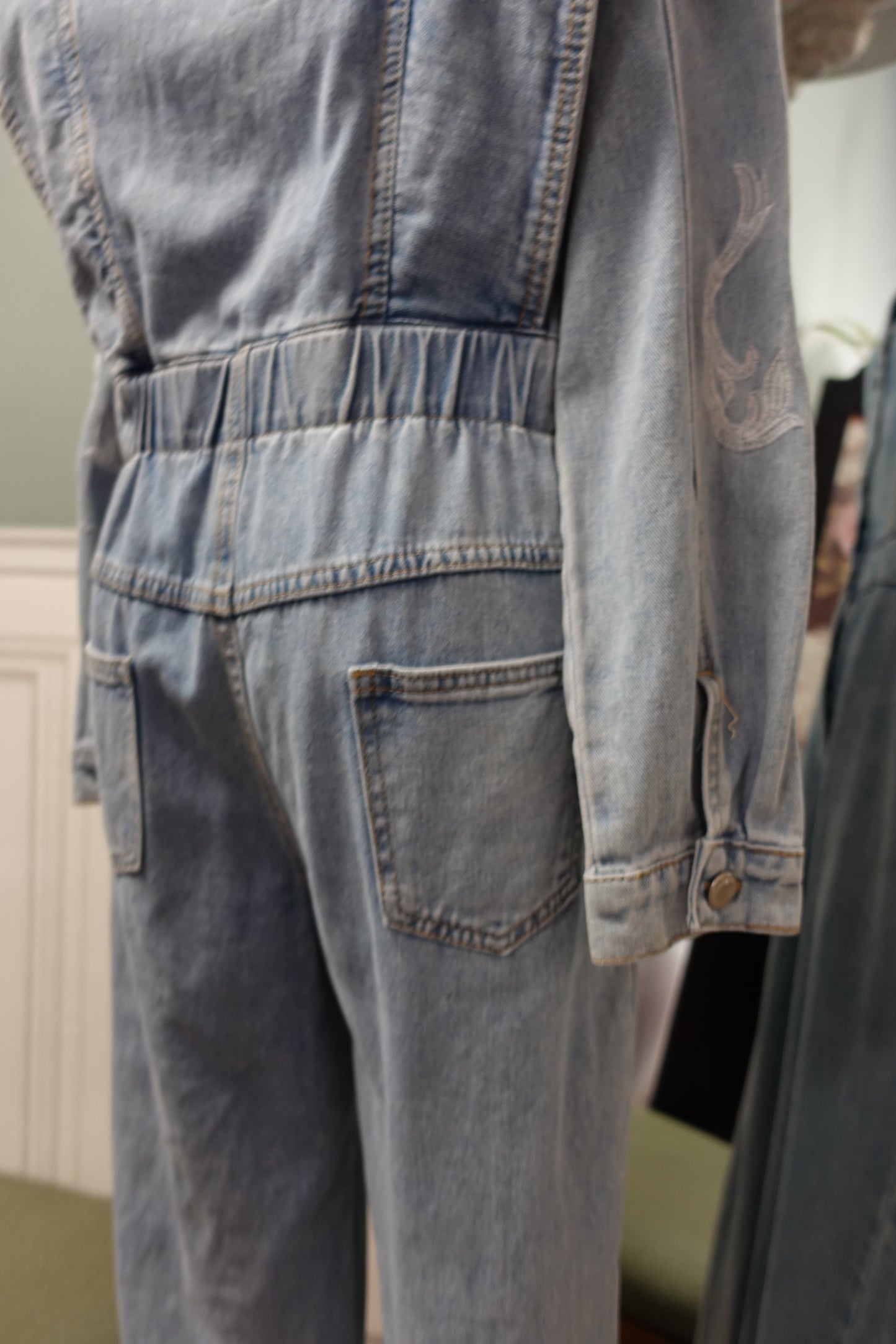 Combinaison en denim structurée – Inspiration Années 80
