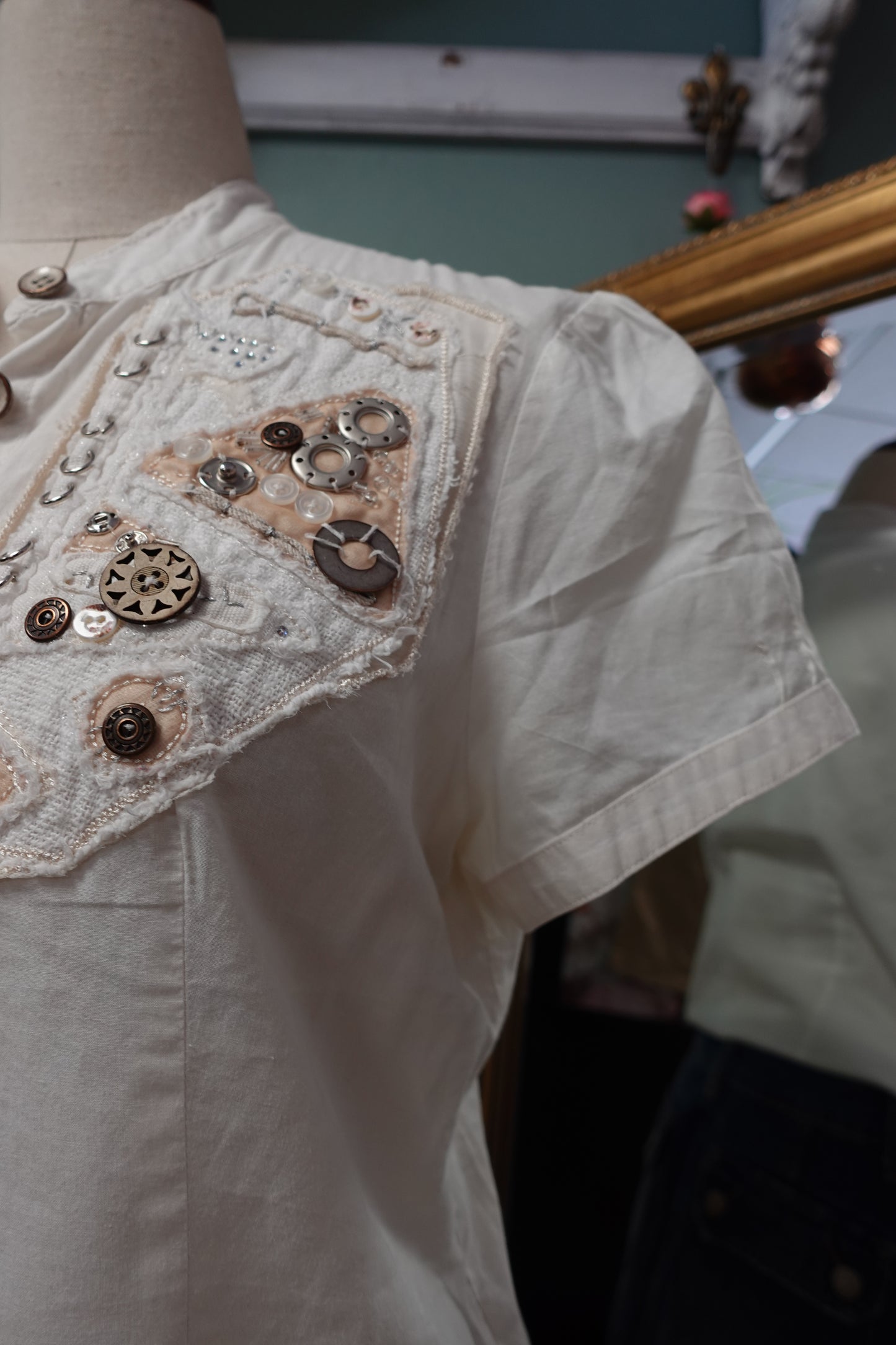 Chemisier en coton blanc "Artsy" à plastron de boutons vintage – T.36/38