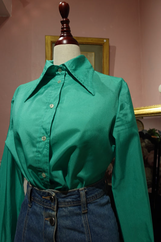 Chemise Rétro 70s Satinée Vert Émeraude - Col Pointu & Grandes Manchettes