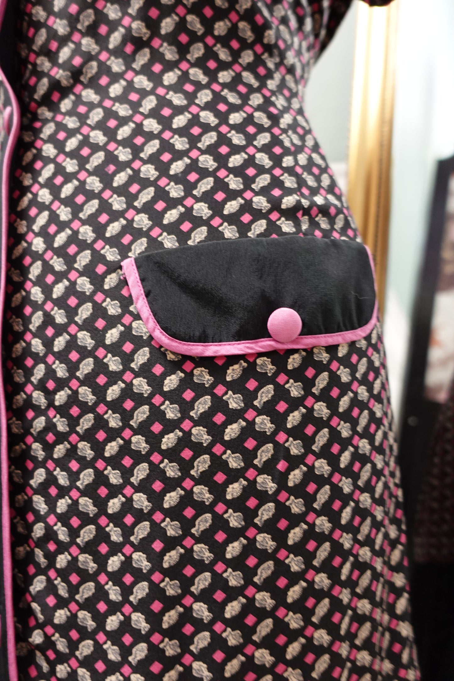 Robe vintage faite main noire et rose à motifs poissons – Style années 80/90