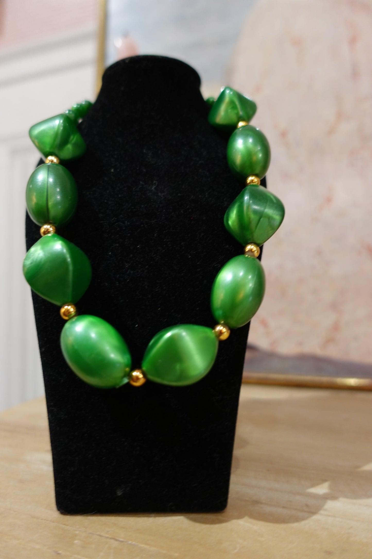 Collier vintage en résine verte marbrée – Années 80