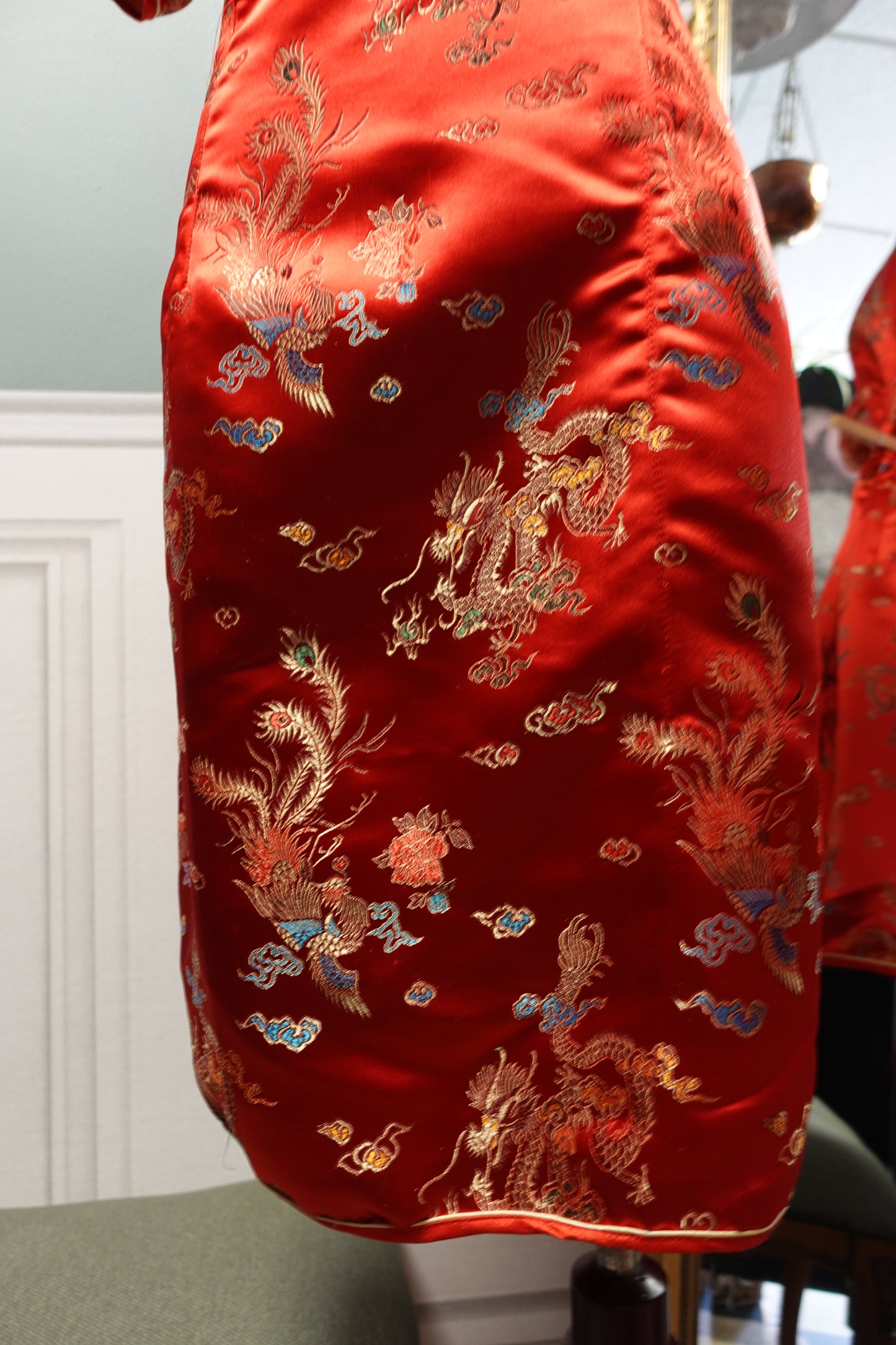 Robe Qipao Rétro en Brocart Satiné – Rouge Impérial