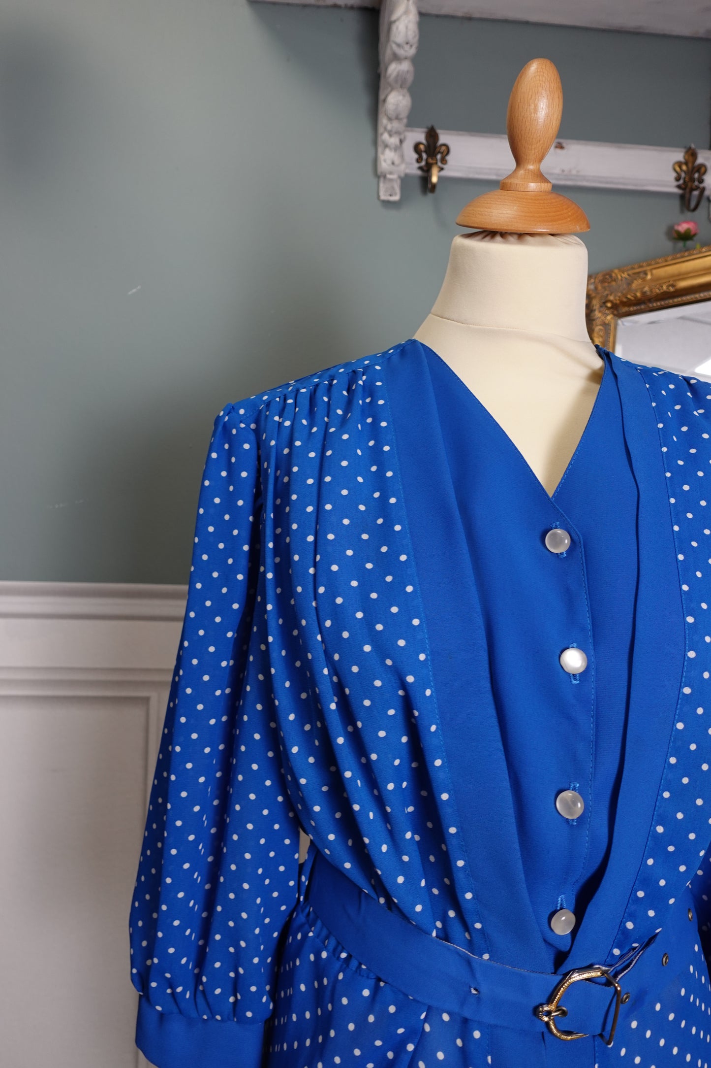 Blouse vintage bleue à pois avec ceinture