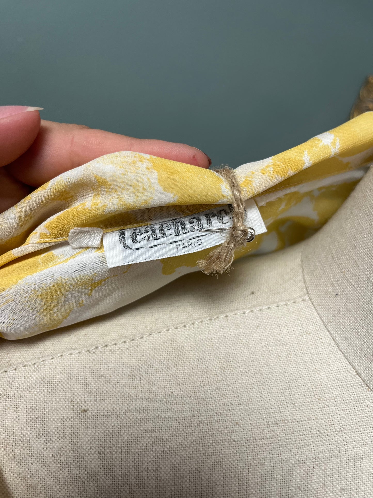 Chemisier vintage Cacharel Paris jaune imprimé – Léger et fluide