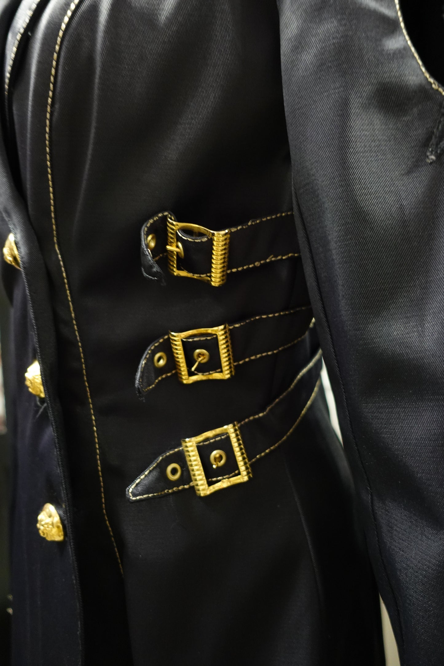 Veste Blazer Asymétrique Vintage — Noir & Boutons Bijoux (Circa 1980)