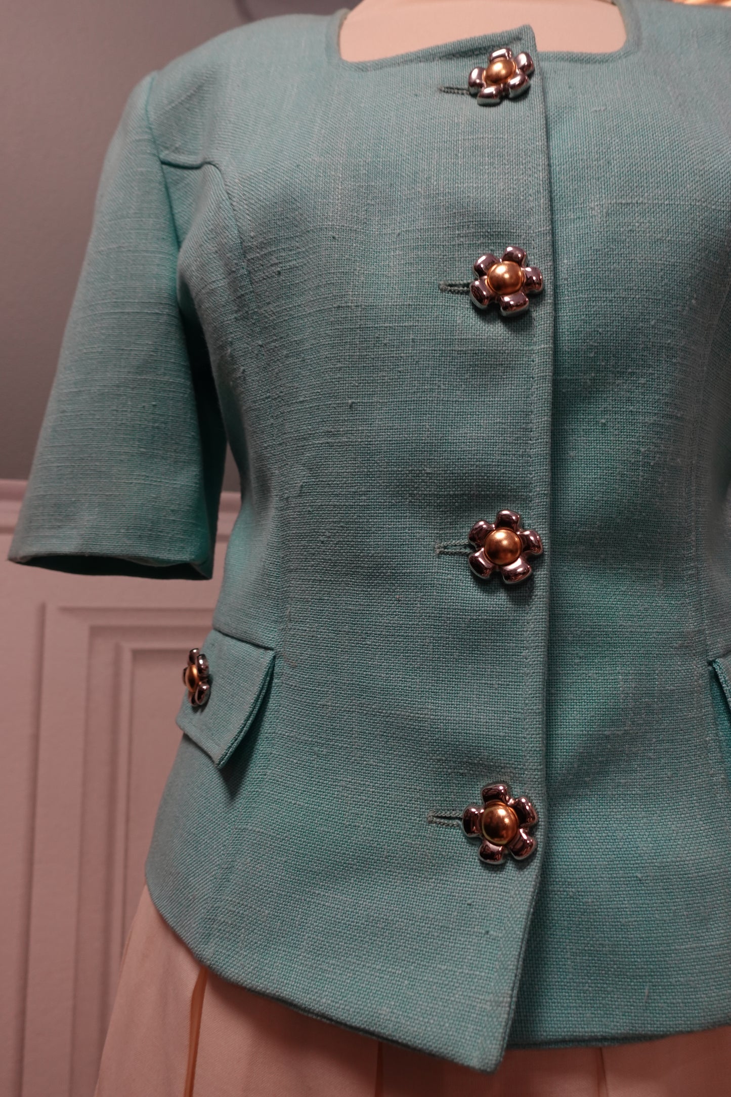 Veste tailleur vintage turquoise à boutons fleurs – Les Chemises Blanches France – Taille 38