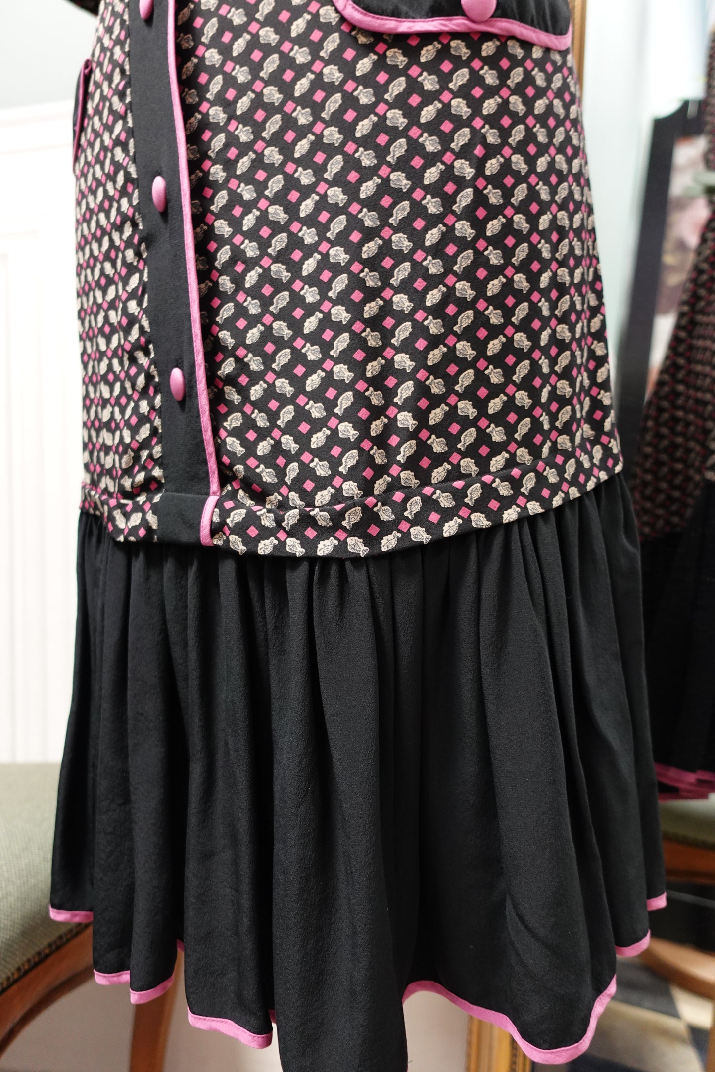 Robe vintage faite main noire et rose à motifs poissons – Style années 80/90