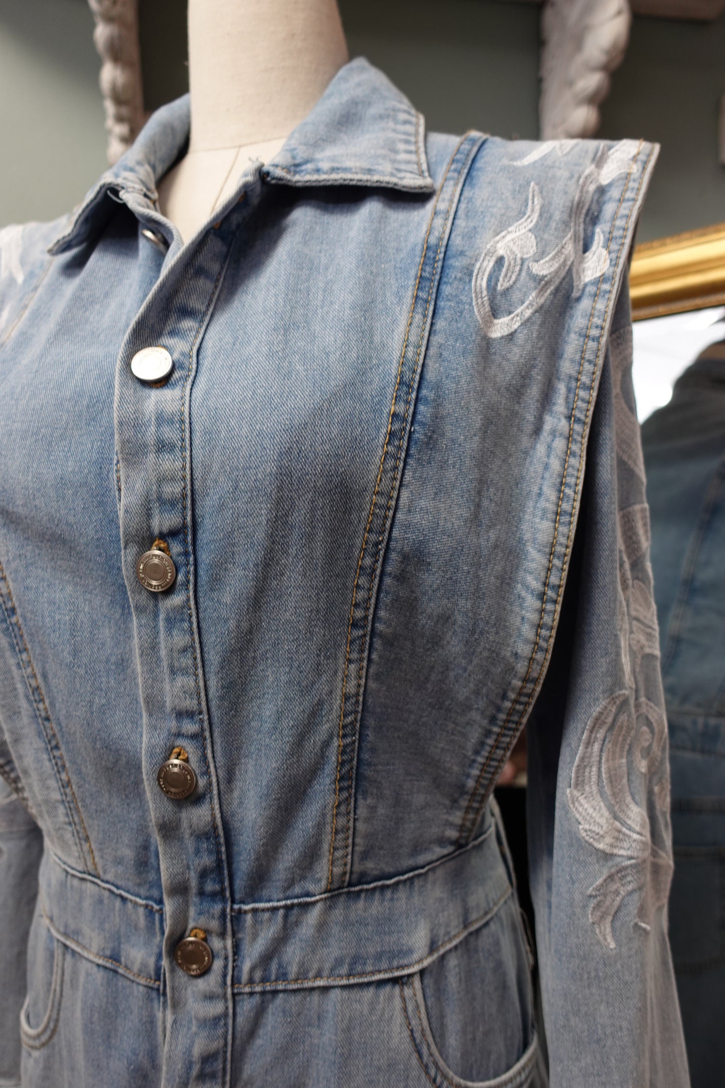 Combinaison en denim structurée – Inspiration Années 80