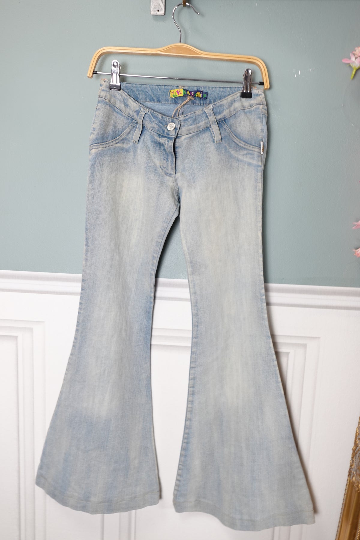 Jean Flare Vintage Y2K à fleurs brodées – La pépite des années 2000 🌼