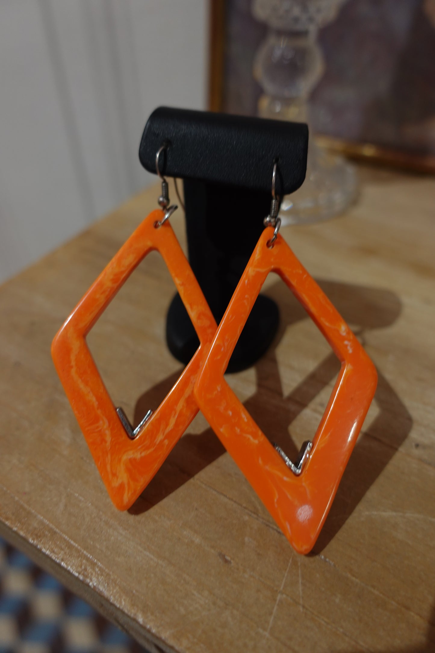 Boucles d’oreilles vintage losanges orange marbré – Résine & métal argenté