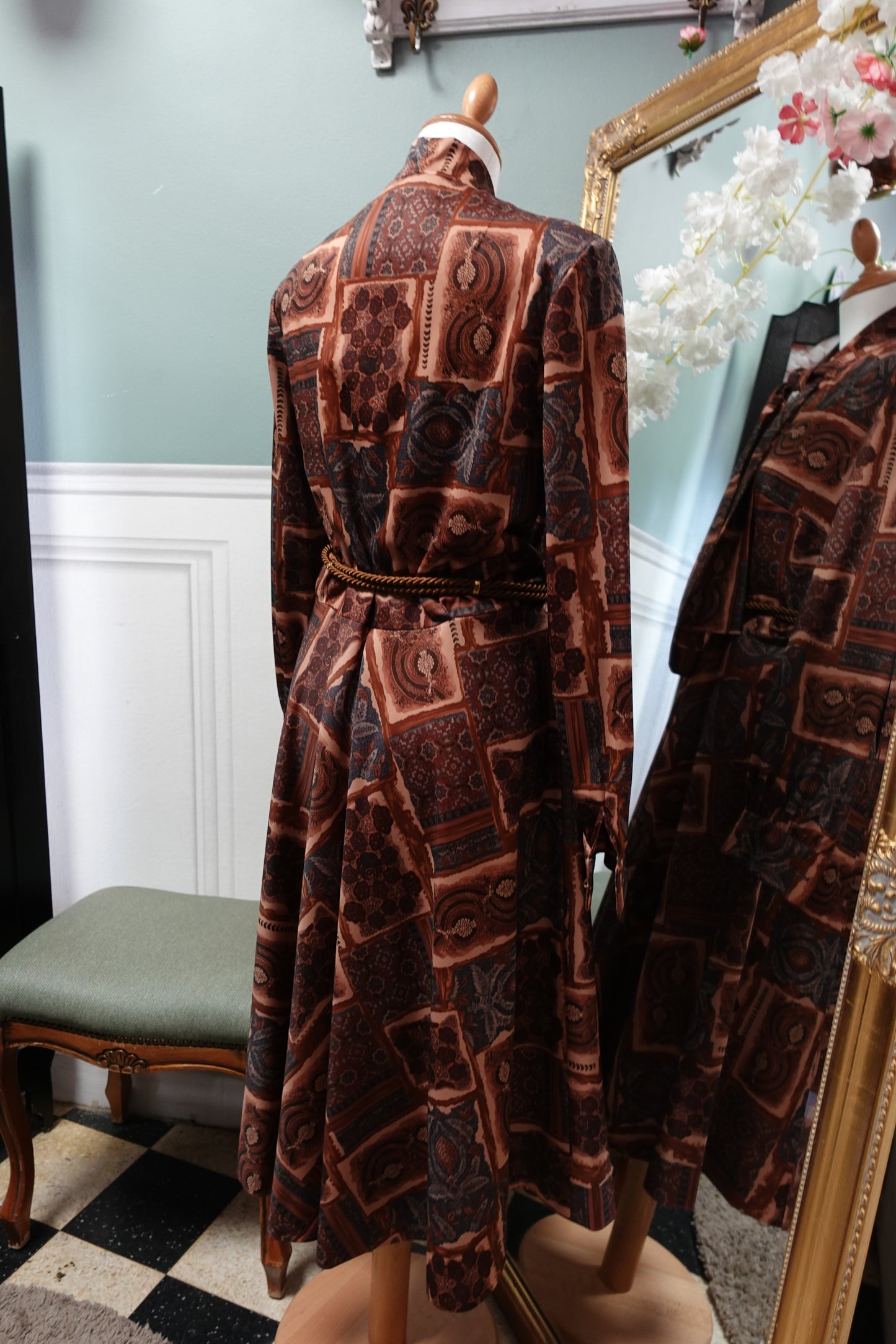 Robe Midi Vintage à Motifs Graphiques Marron & Col Lavallière