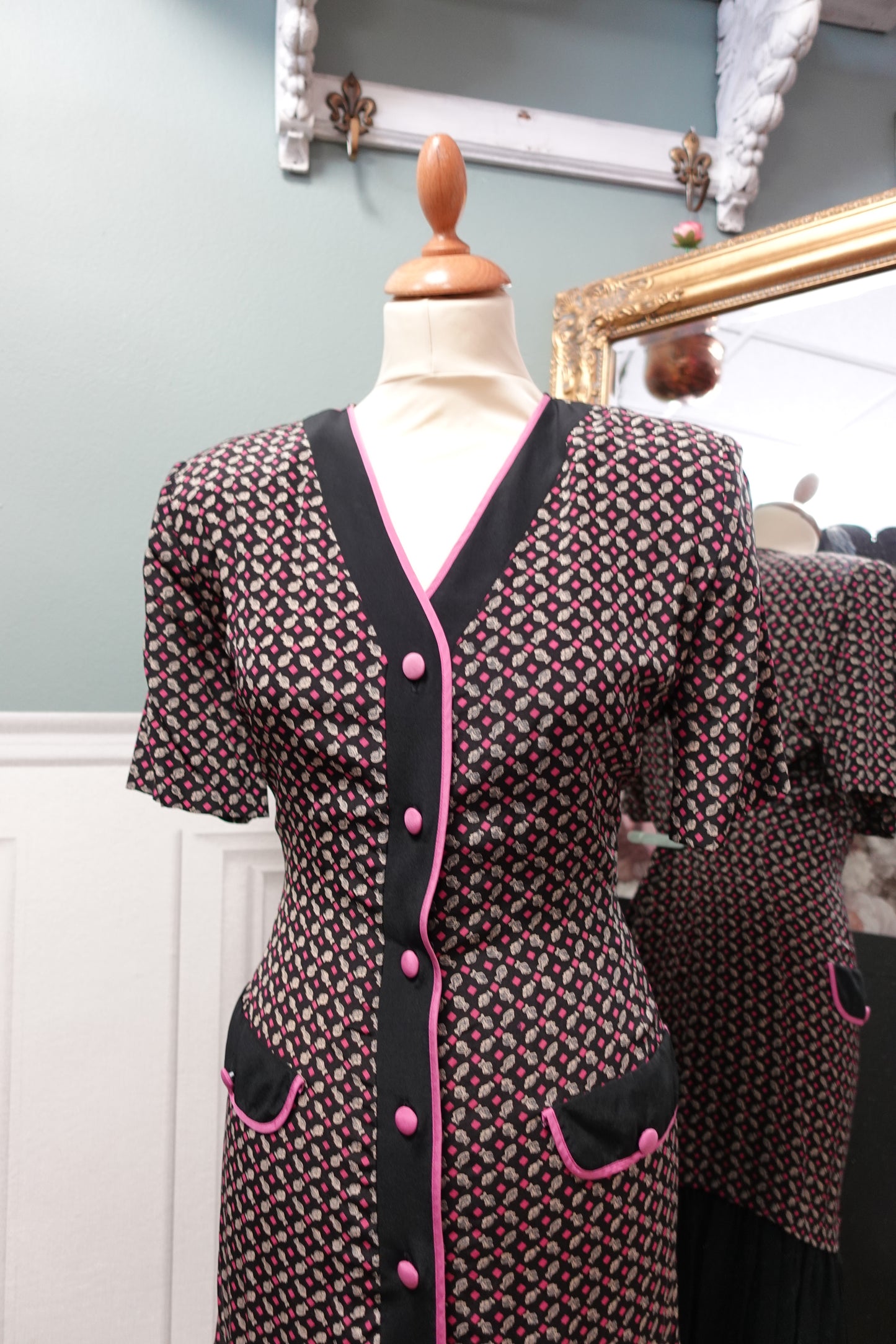 Robe vintage faite main noire et rose à motifs poissons – Style années 80/90