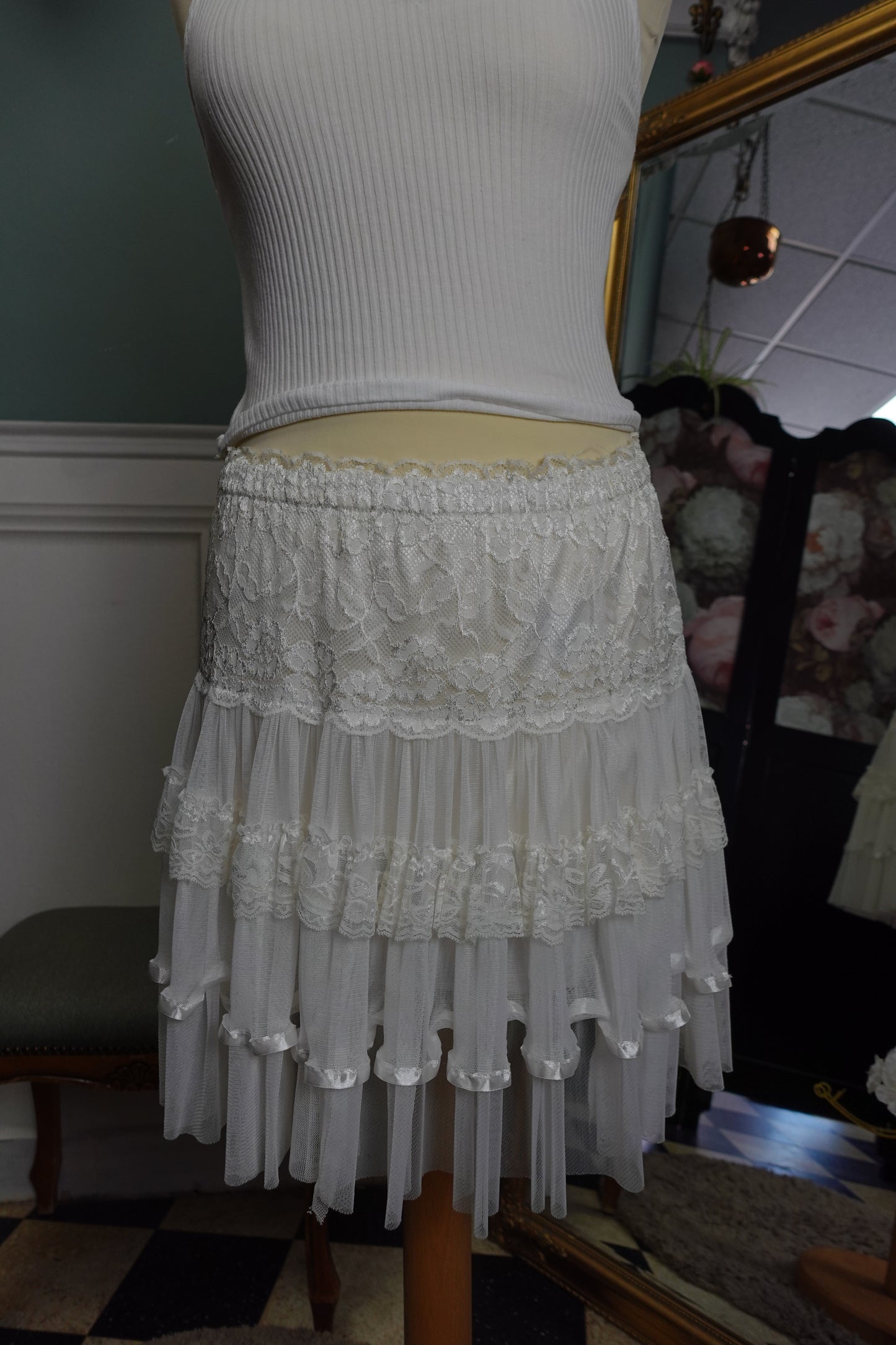 Jupe blanche romantique en dentelle et tulle à volants