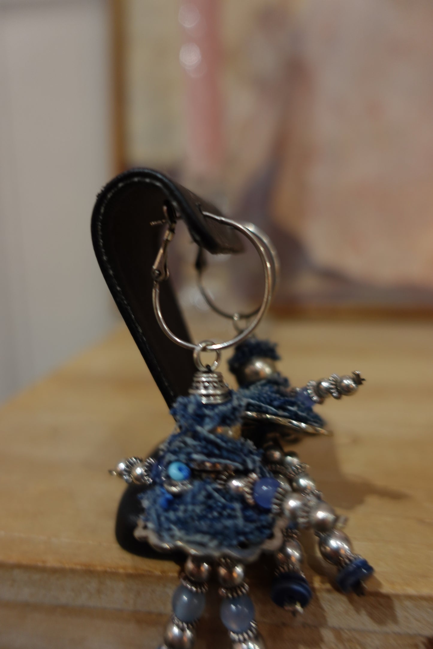 Boucles d’oreilles artisanales vintage “Petits bonshommes” en jean recyclé et perles bleues