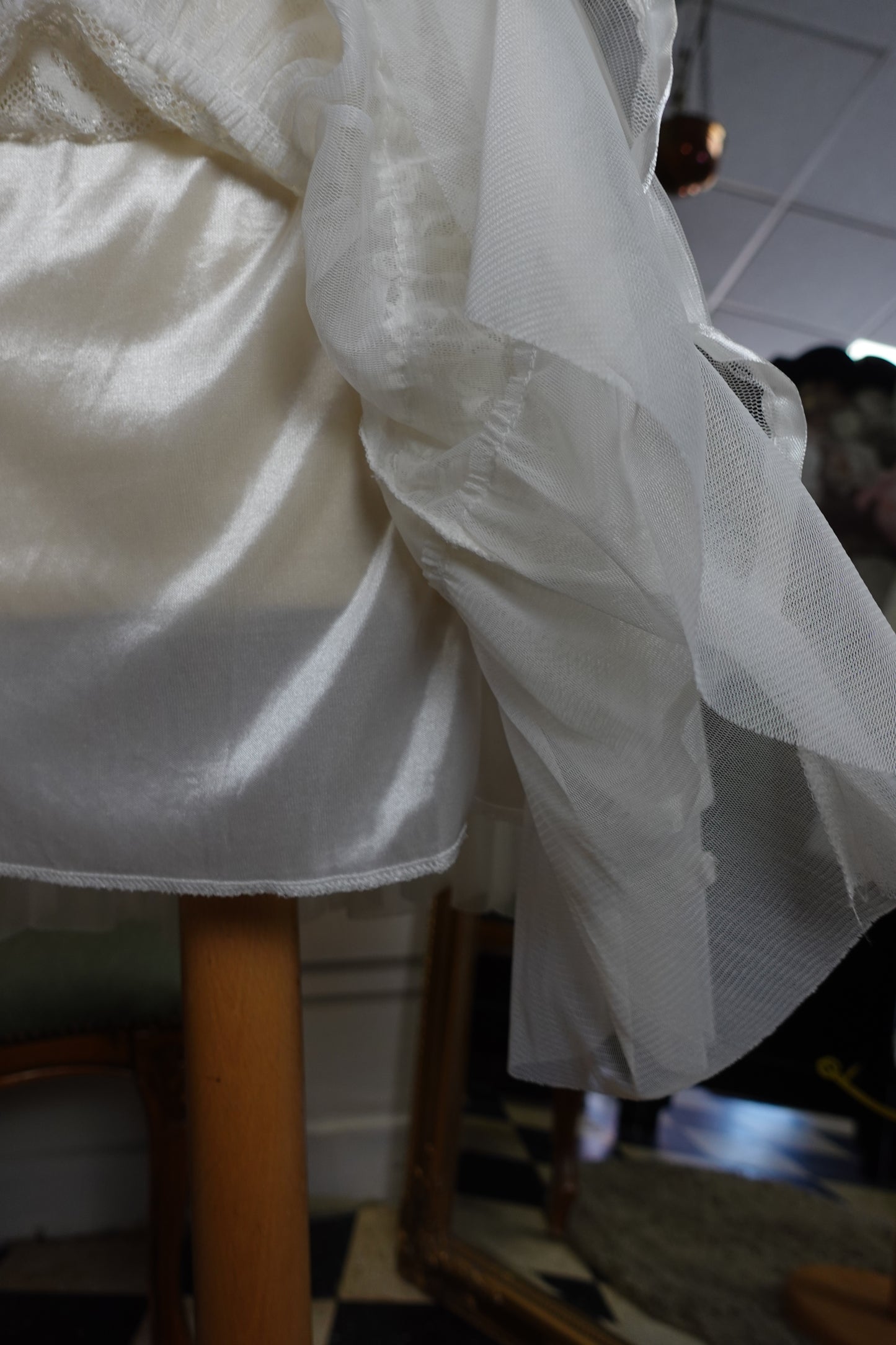 Jupe blanche romantique en dentelle et tulle à volants