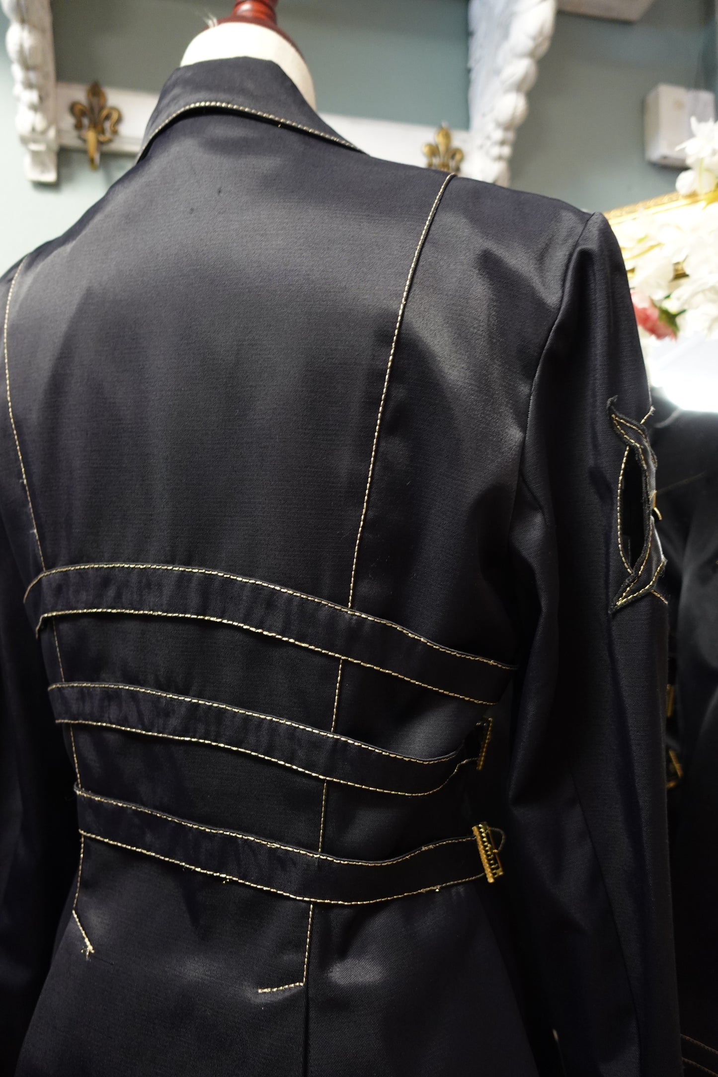 Veste Blazer Asymétrique Vintage — Noir & Boutons Bijoux (Circa 1980)