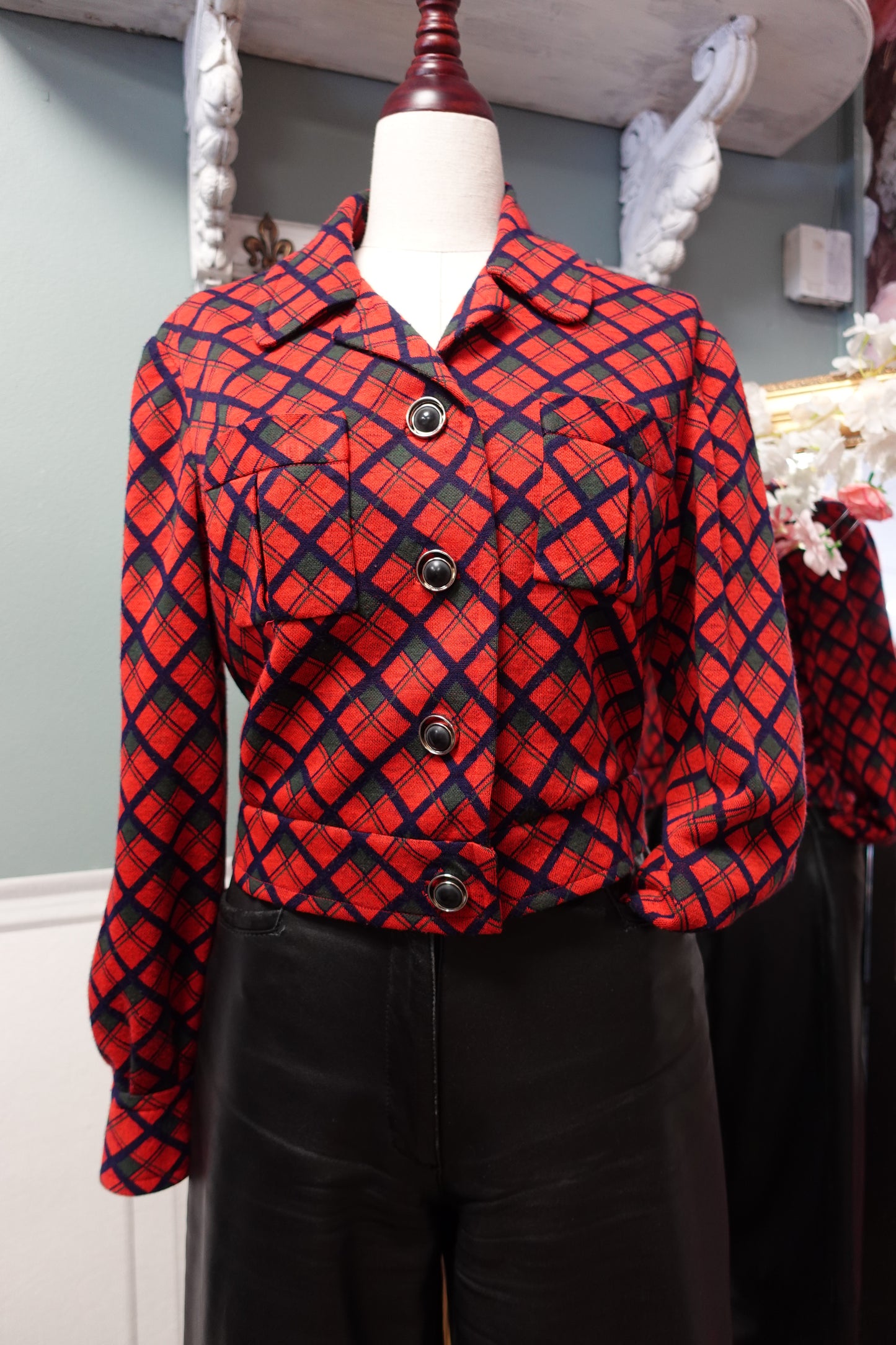 Veste Structurée "Cropped" en Laine Rouge et Motifs Tissés — Pièce d'Archive Rétro