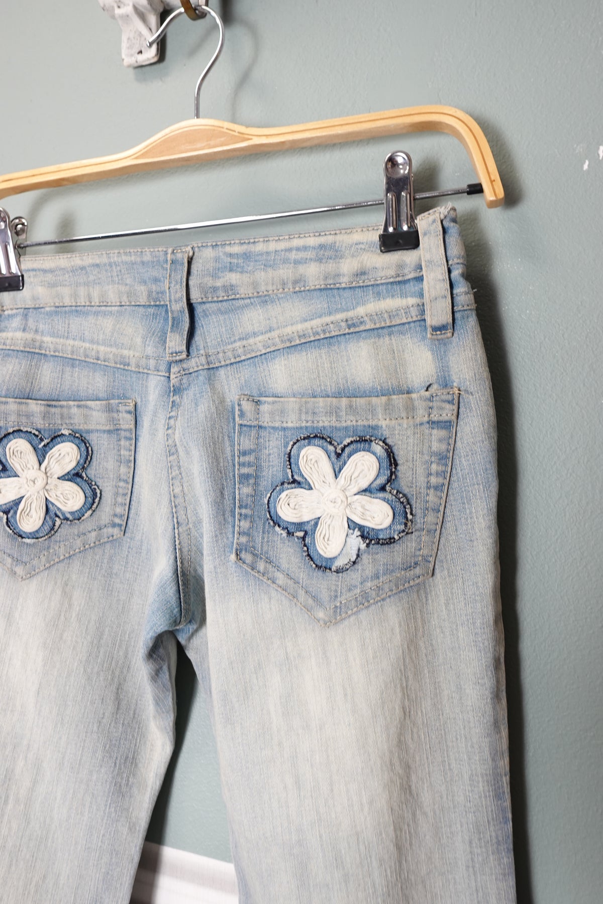 Jean Flare Vintage Y2K à fleurs brodées – La pépite des années 2000 🌼