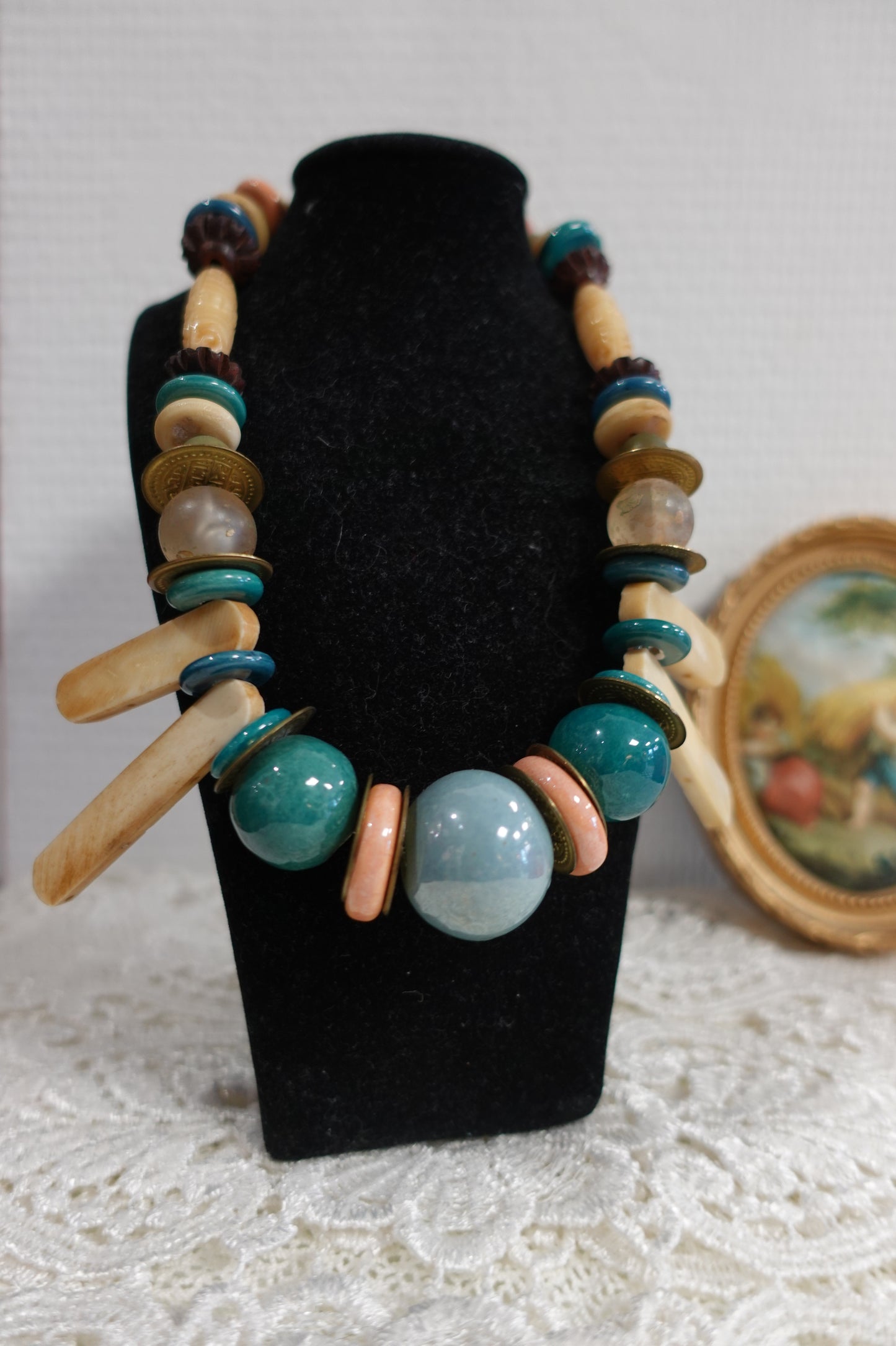 Collier Plastron "Trésor Antique" - Perles Sculptées & Laiton