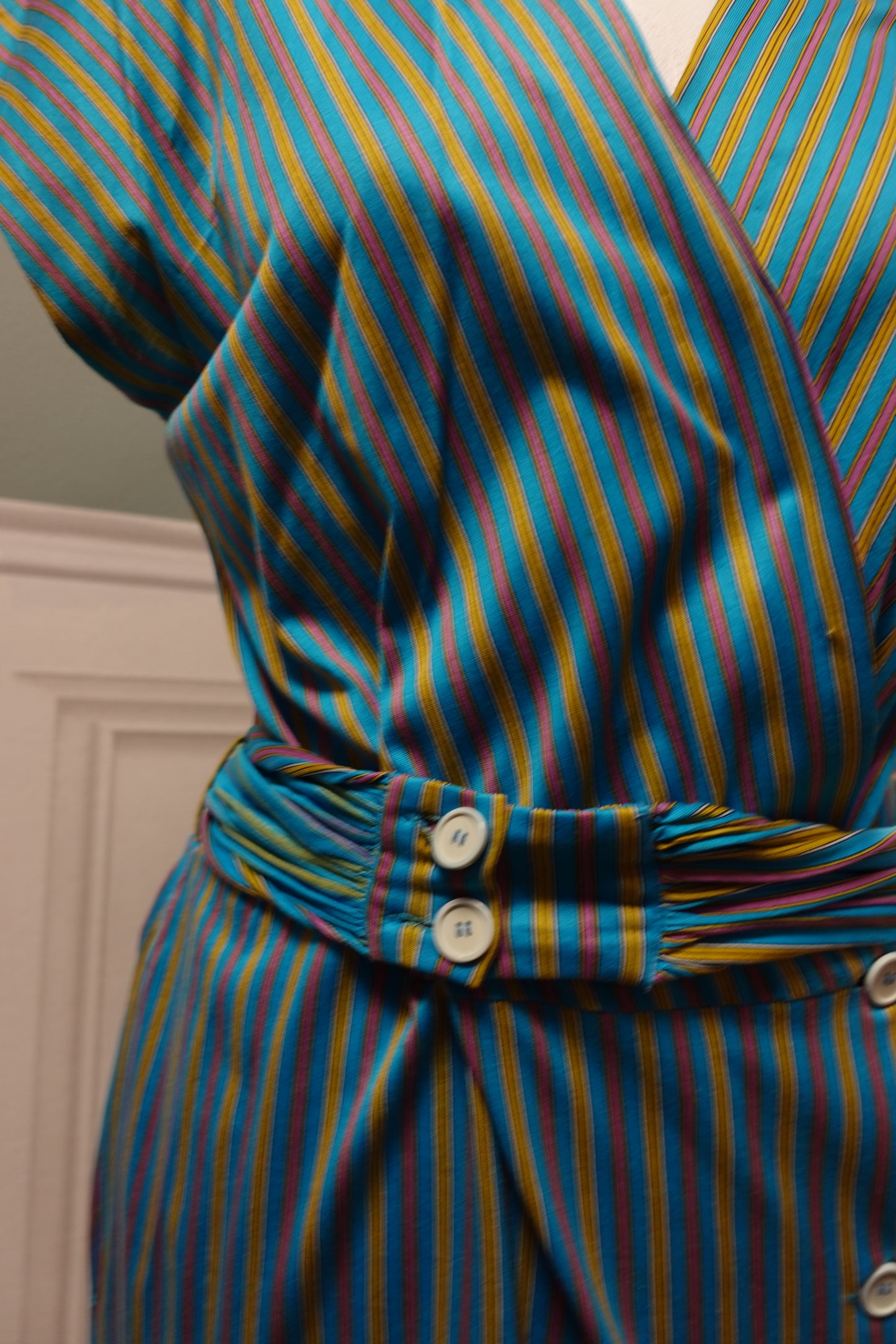 : Robe Midi Vintage Années 70 en Coton – Coupe Demi-Portefeuille & Manches Évasées