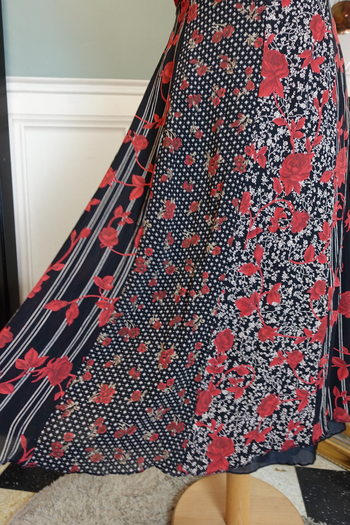 Jupe vintage noire fleurie rouge doublée
