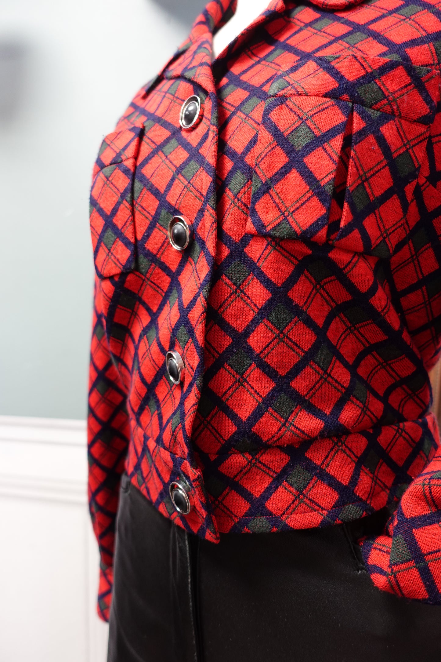 Veste Structurée "Cropped" en Laine Rouge et Motifs Tissés — Pièce d'Archive Rétro
