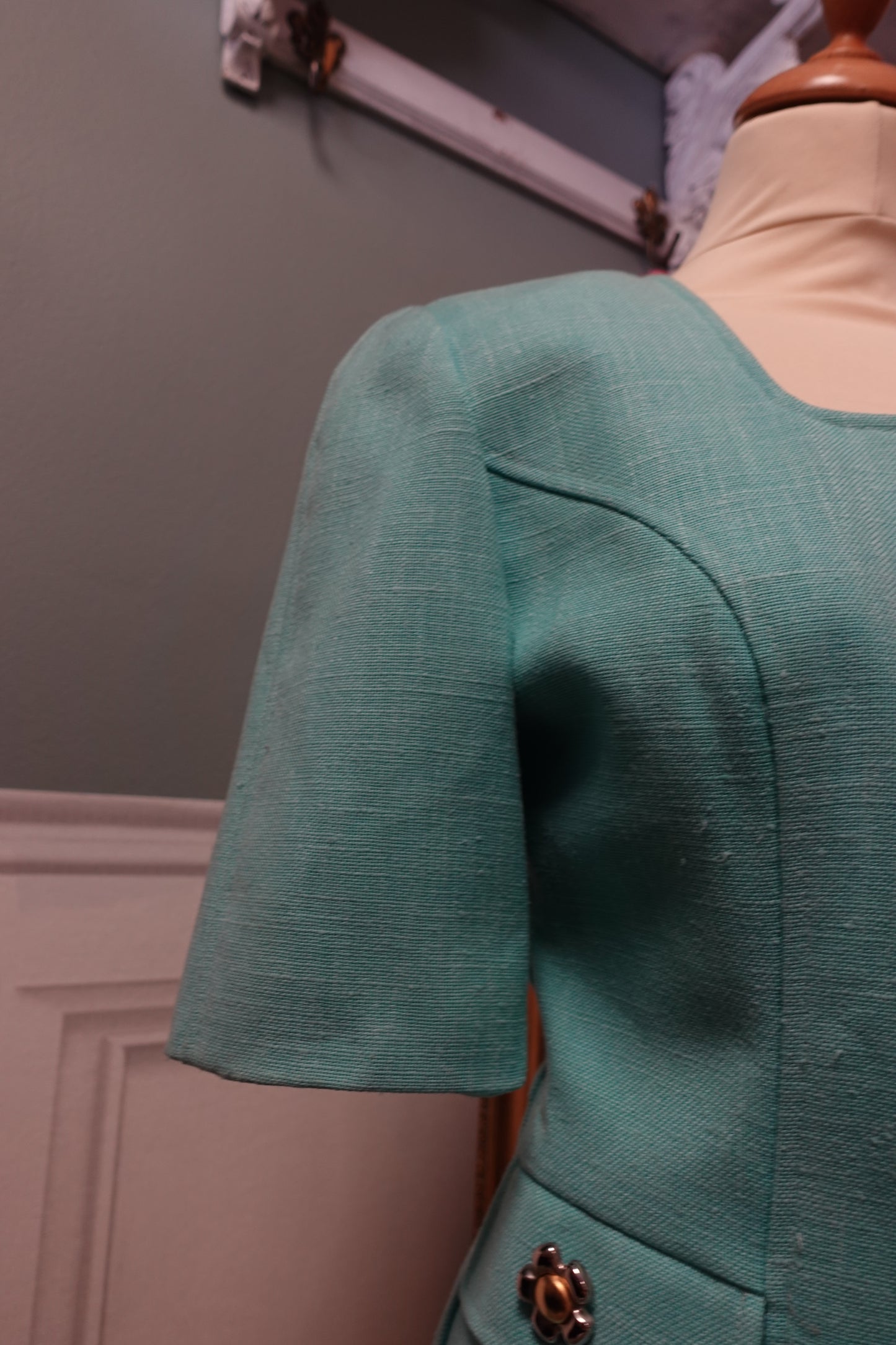 Veste tailleur vintage turquoise à boutons fleurs – Les Chemises Blanches France – Taille 38