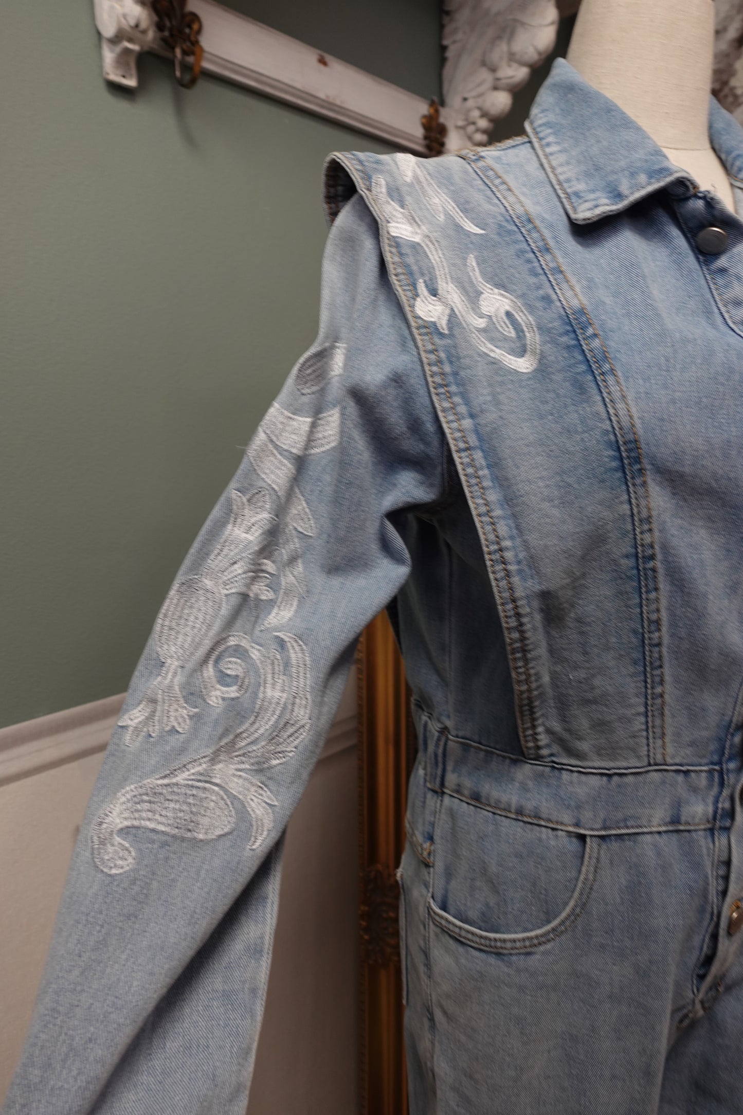 Combinaison en denim structurée – Inspiration Années 80
