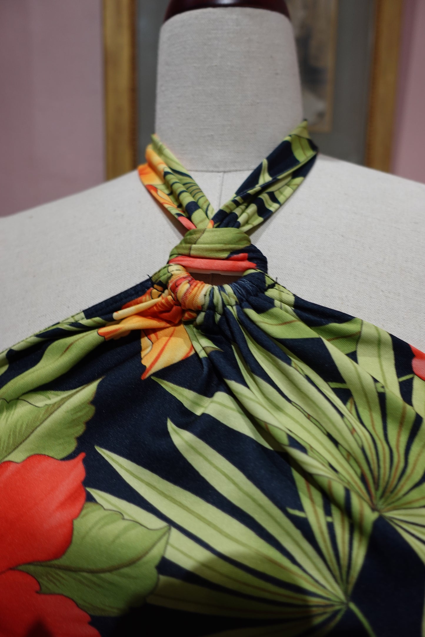 Robe dos nu à imprimé tropical