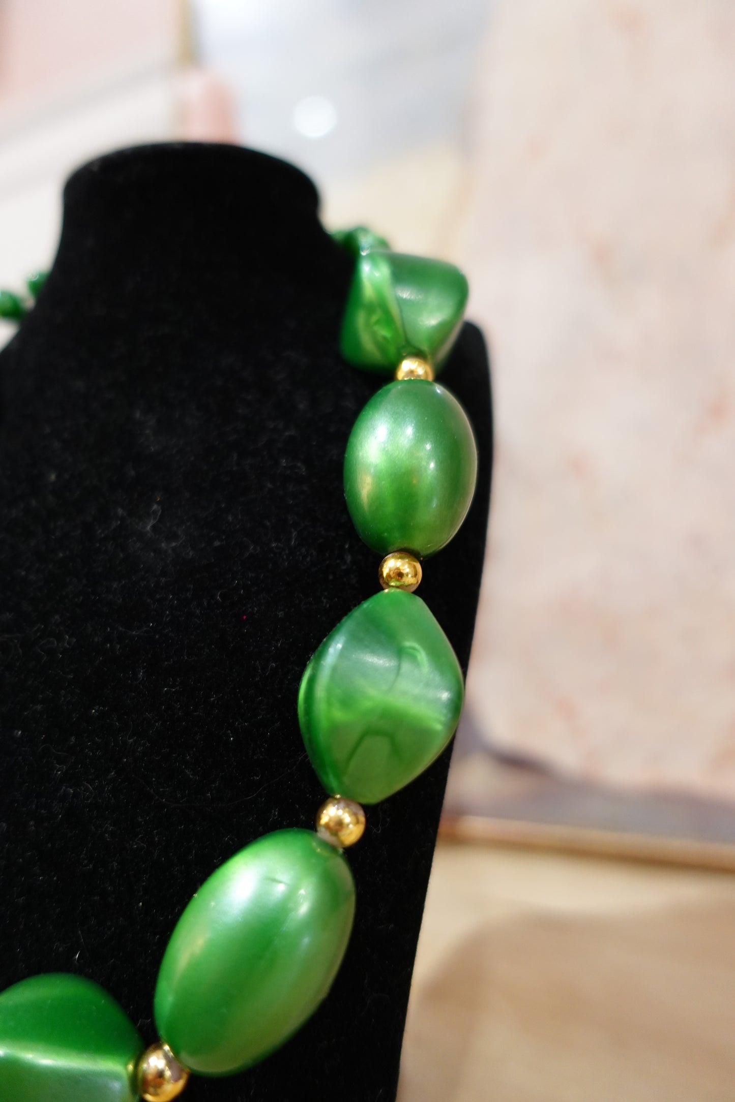 Collier vintage en résine verte marbrée – Années 80