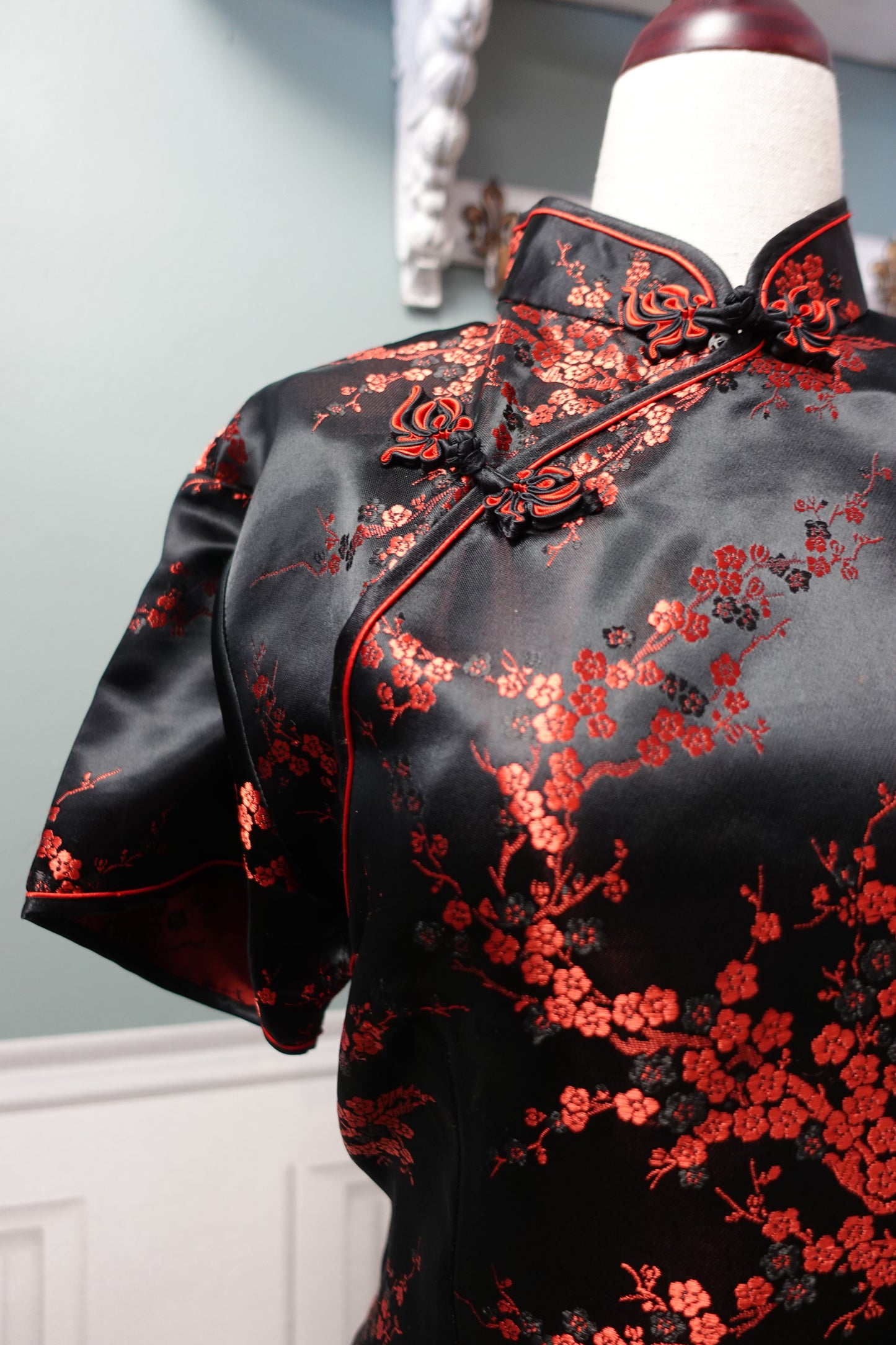 Robe Qipao Vintage en Soie Noire & Brocarts Rouges