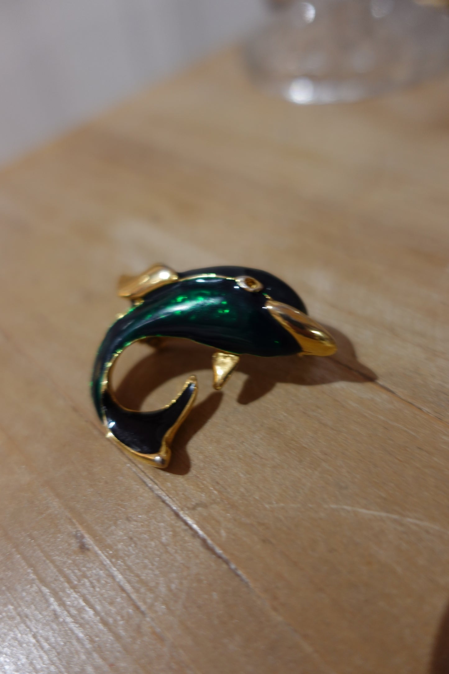 Broche vintage dauphin émaillée vert émeraude et doré