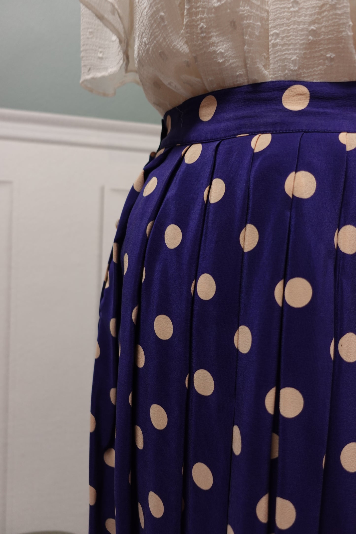 Jupe vintage en soie bleu-violet à pois beiges – Plissée
