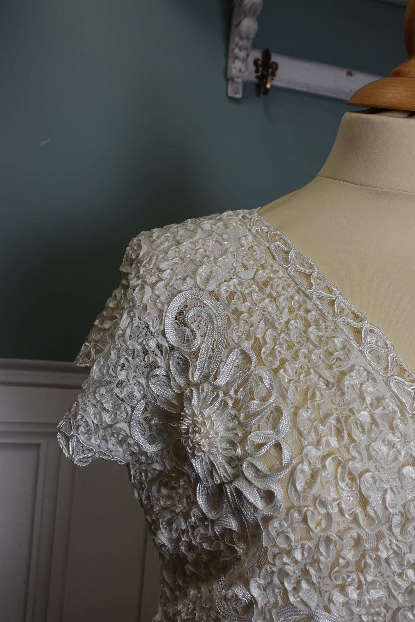 Gilet vintage blanc texturé à appliqués floraux