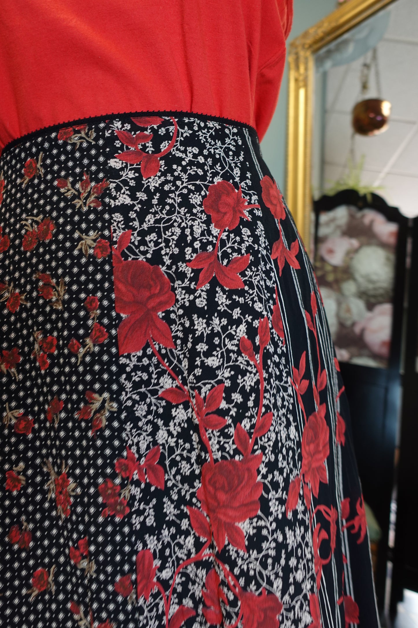 Jupe vintage noire fleurie rouge doublée