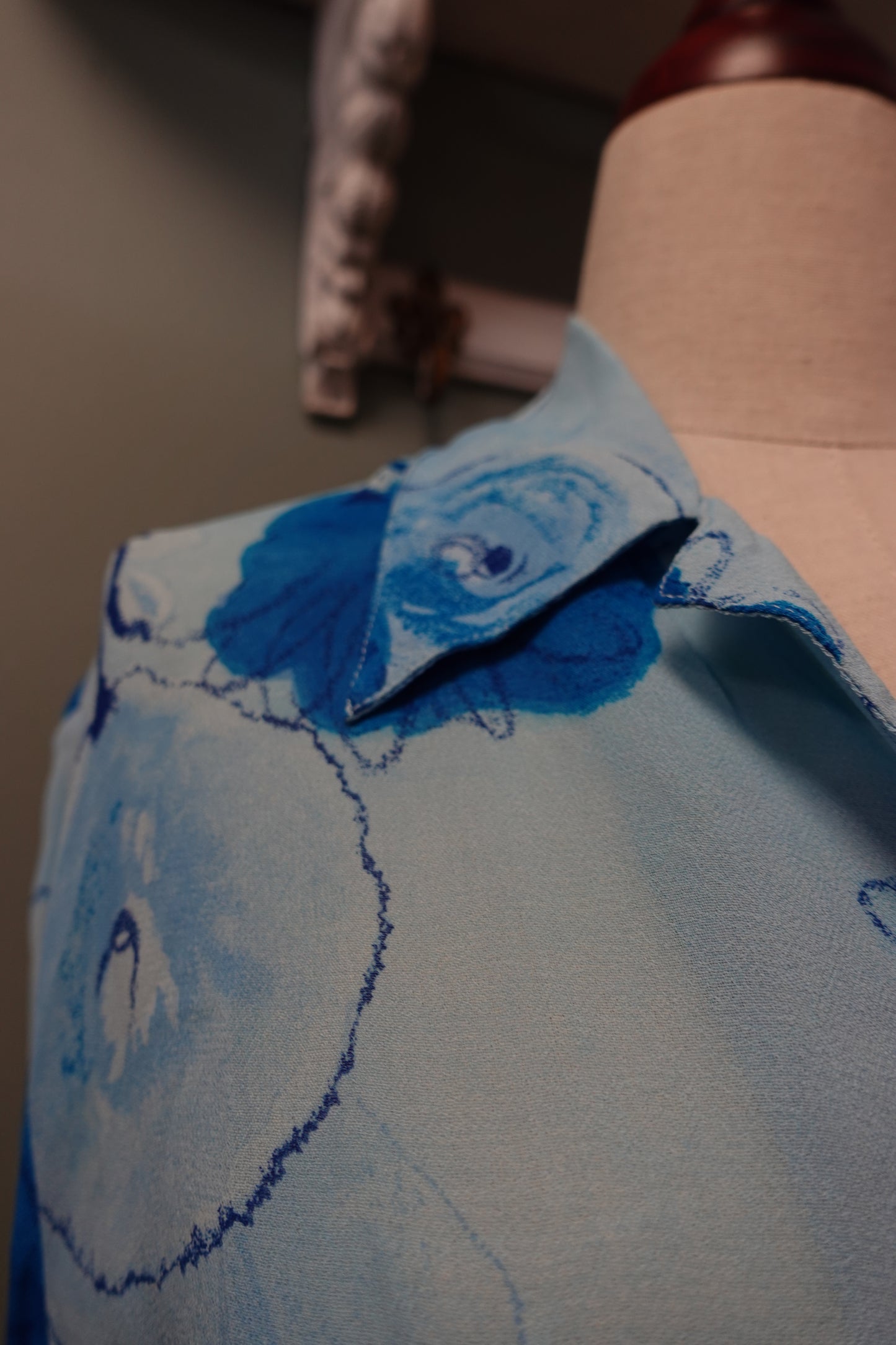 Chemisier vintage Beverly Rose en viscose à imprimé floral bleu