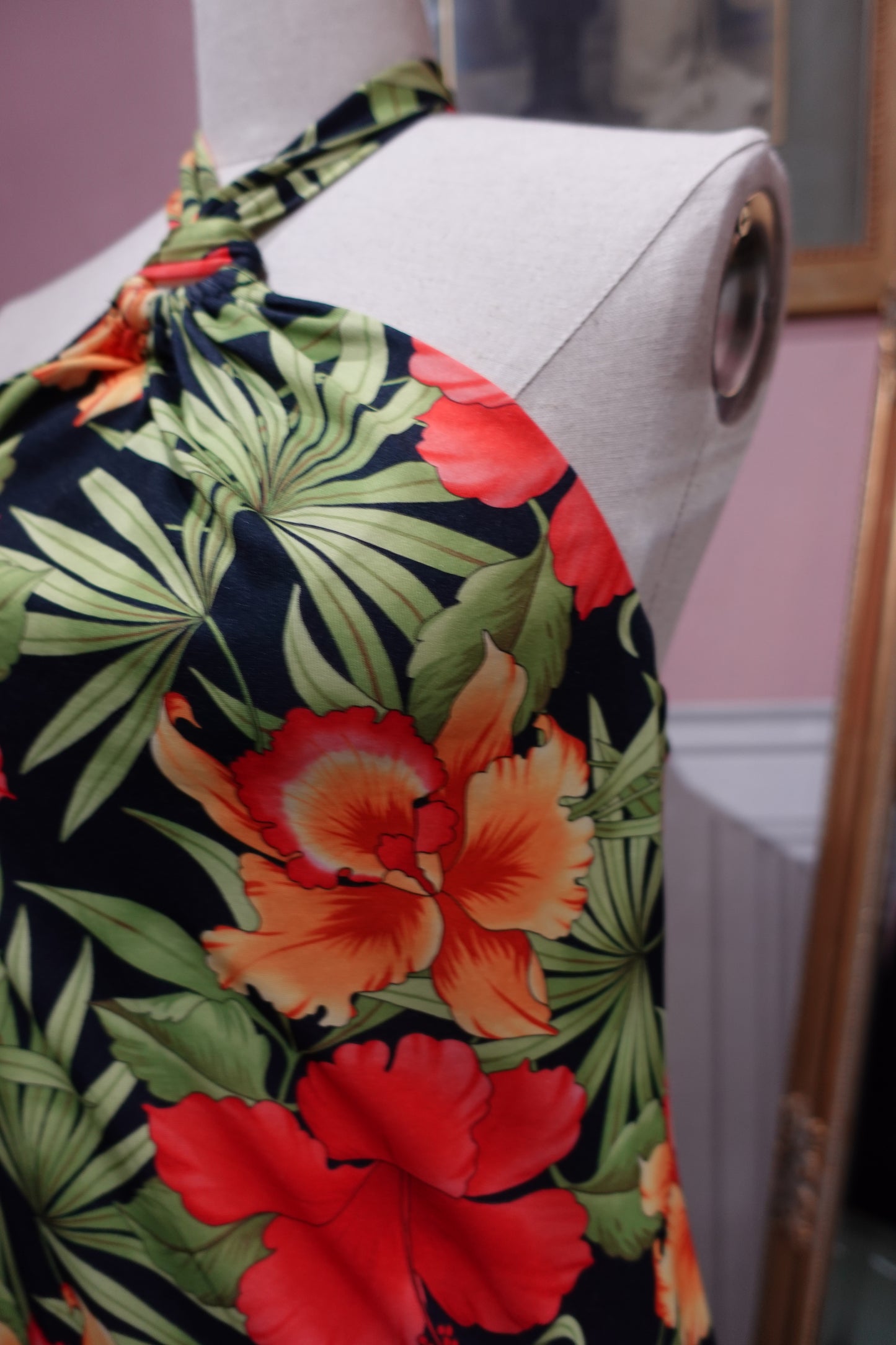 Robe dos nu à imprimé tropical