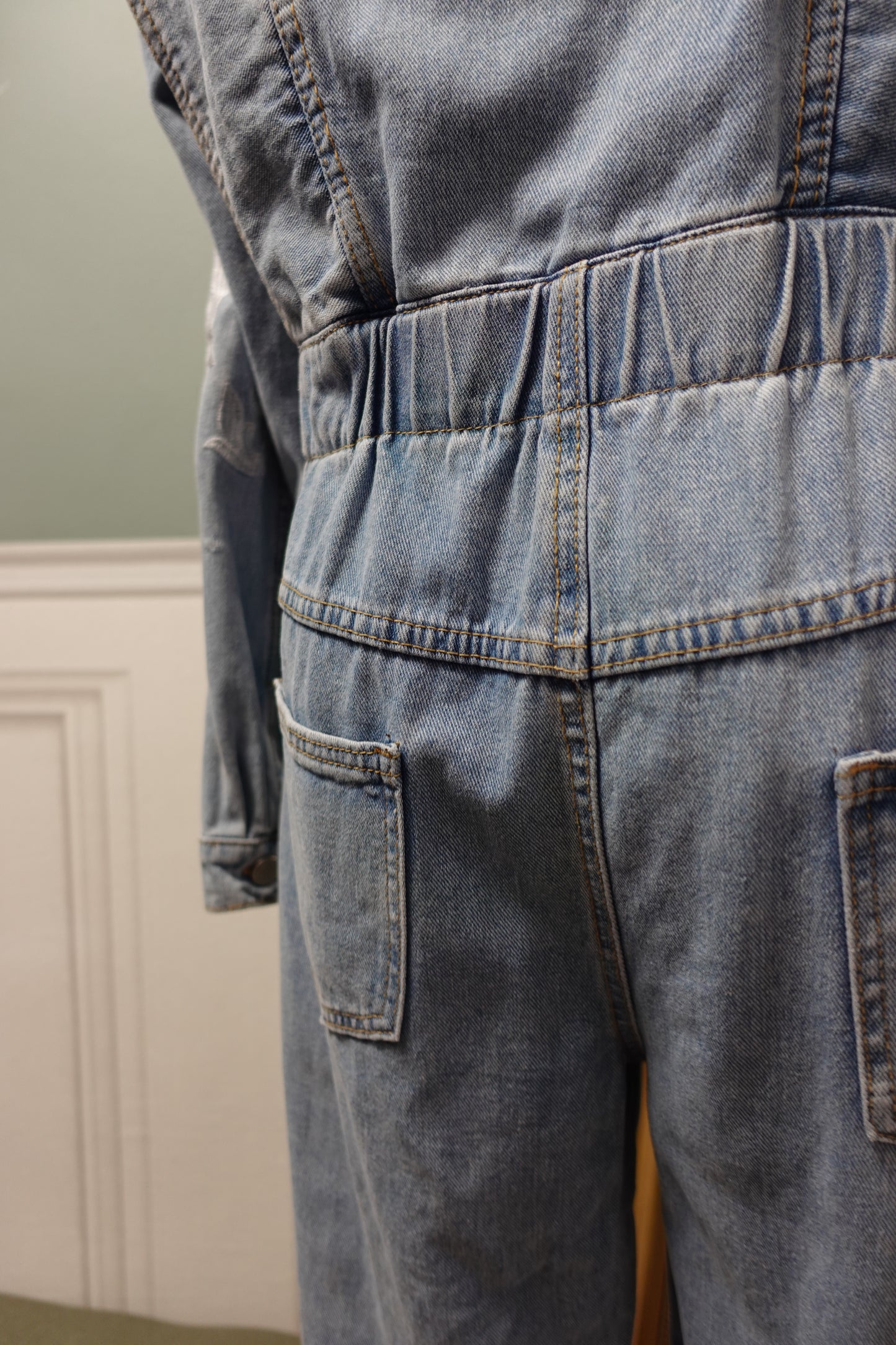 Combinaison en denim structurée – Inspiration Années 80