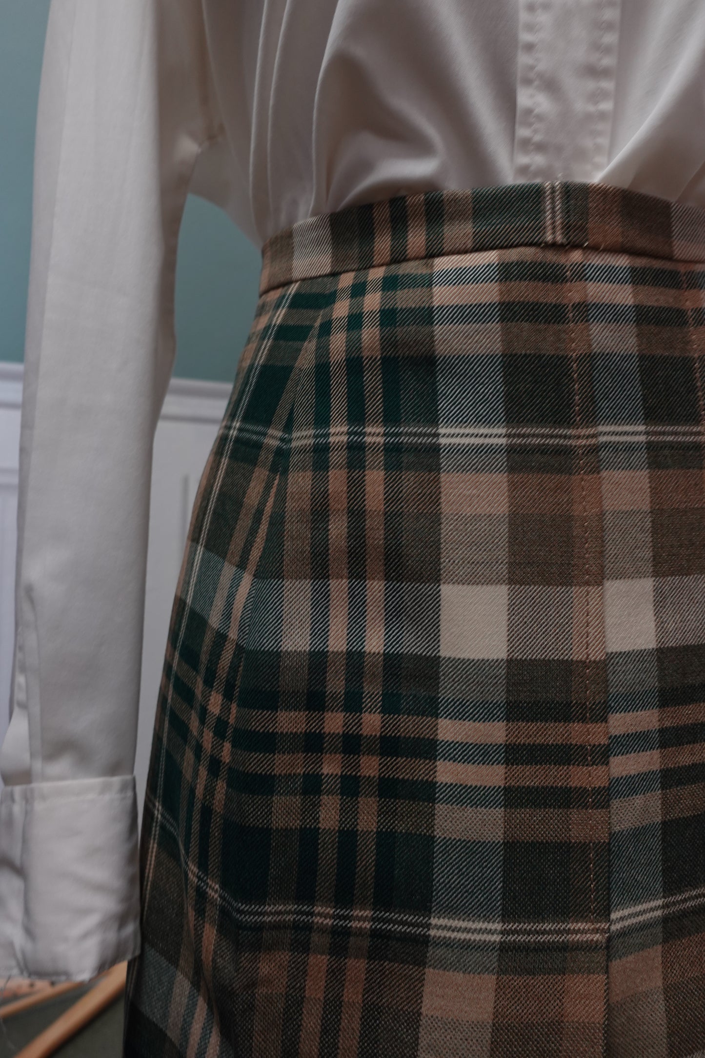 Jupe Midi Artisanale en Laine – Motif Tartan Carreaux Verts