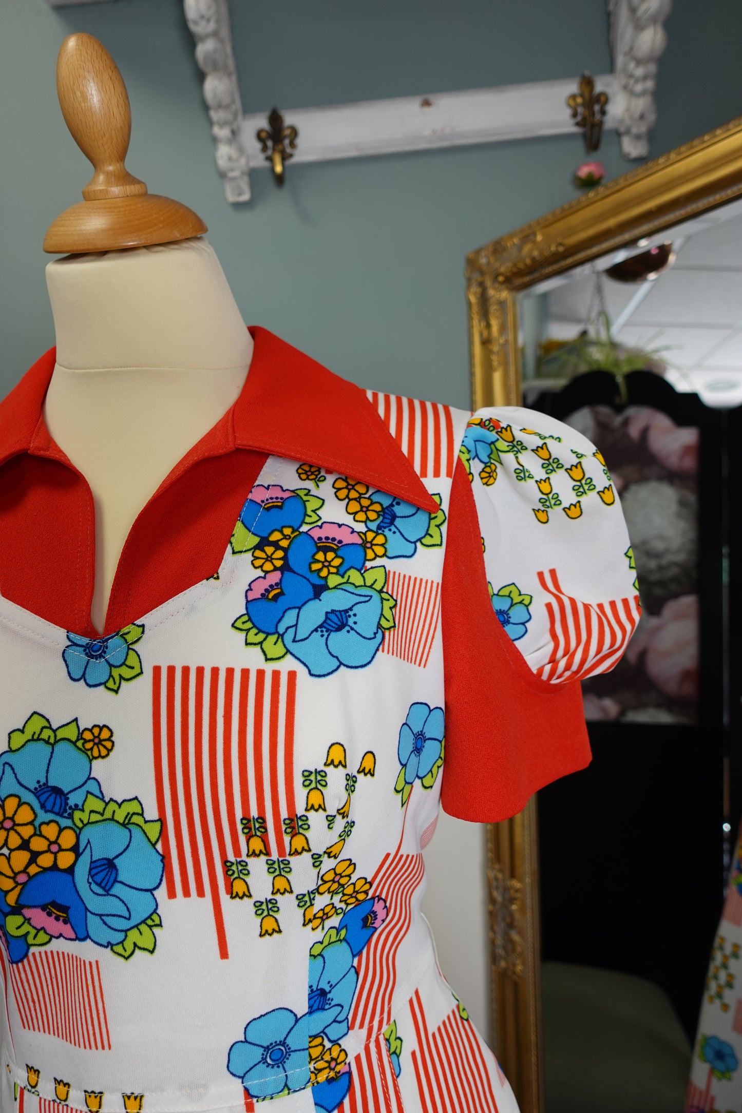 Robe vintage années 60/70 à imprimé floral graphique