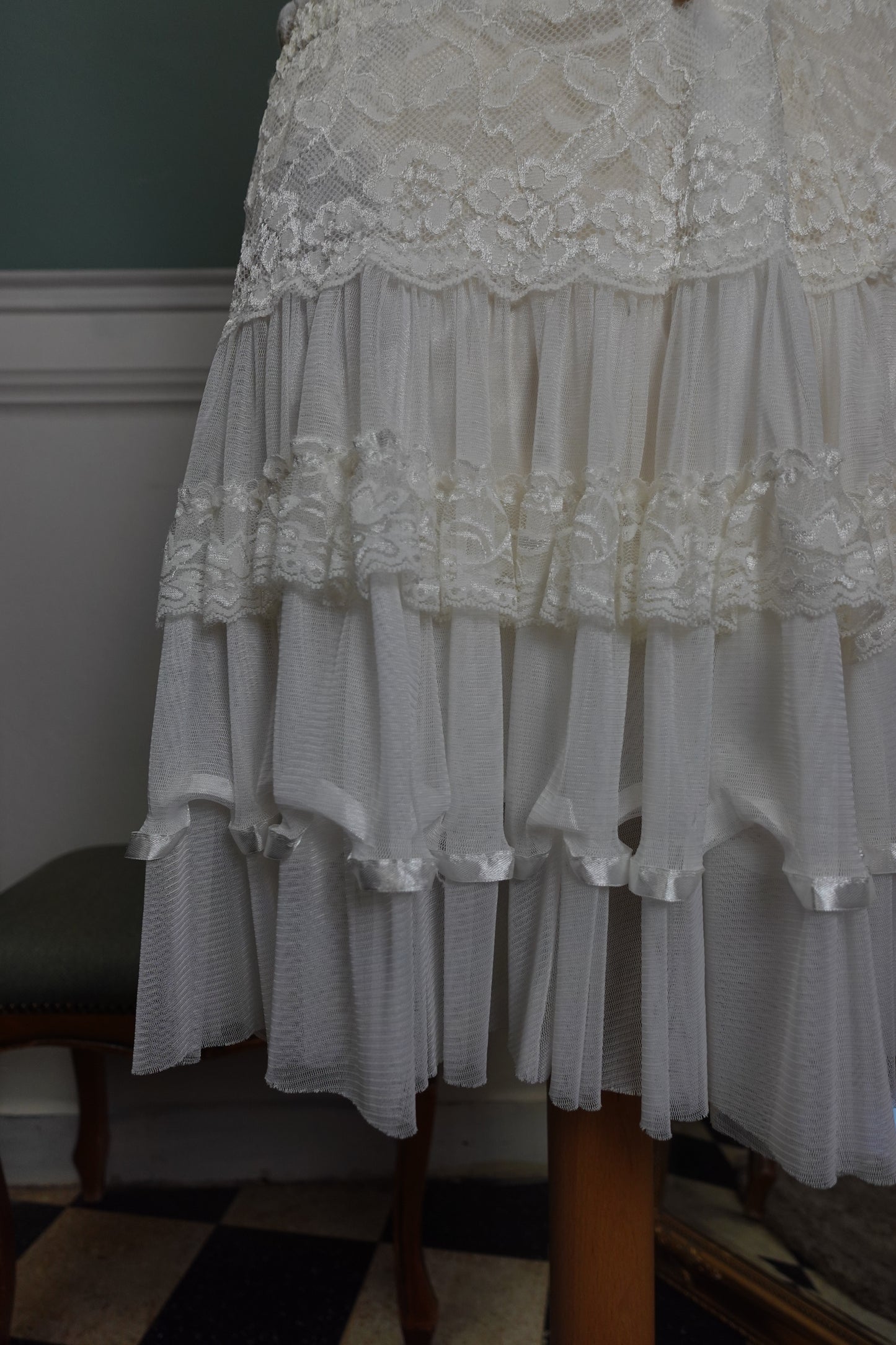 Jupe blanche romantique en dentelle et tulle à volants