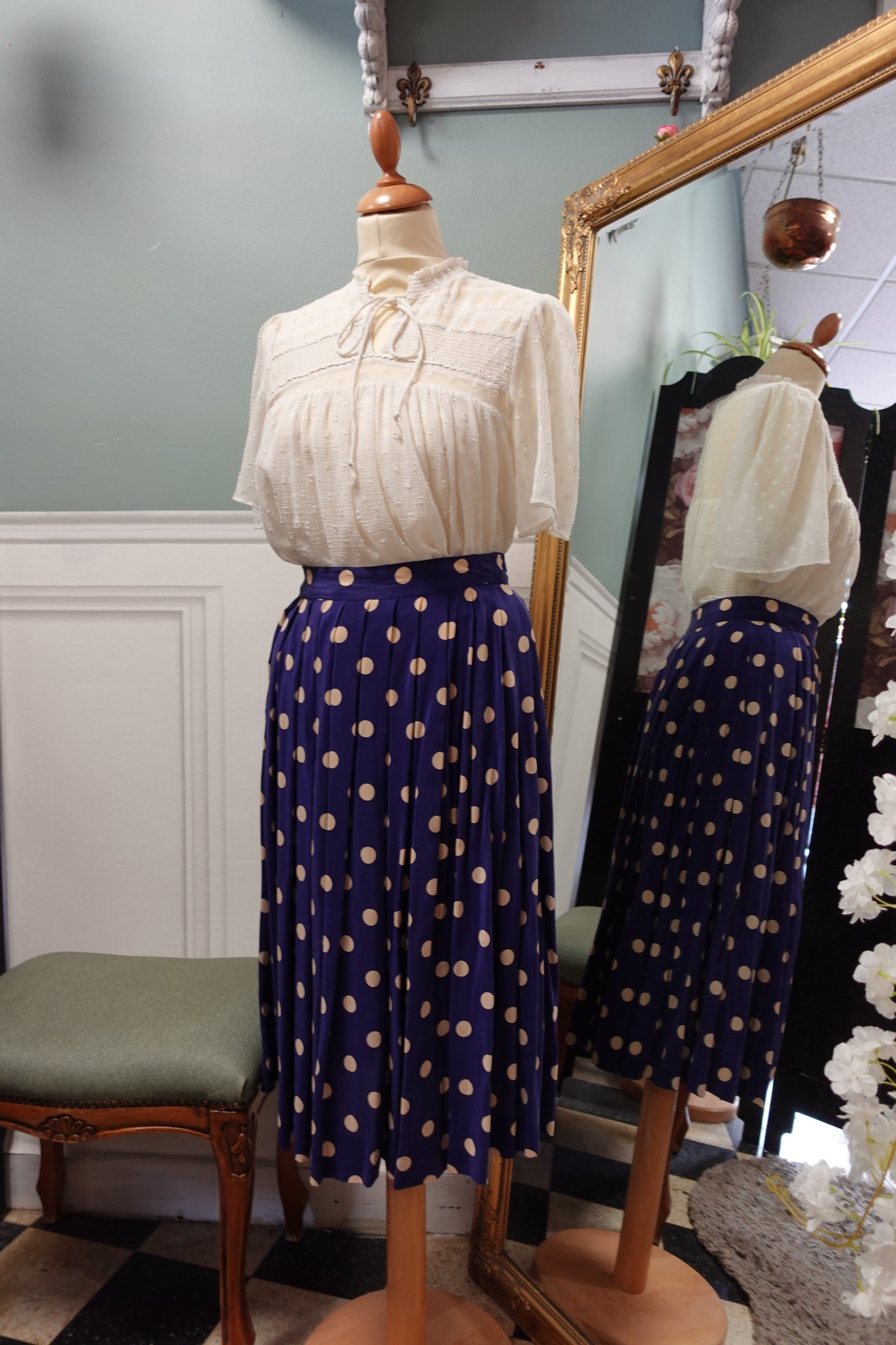 Jupe vintage en soie bleu-violet à pois beiges – Plissée