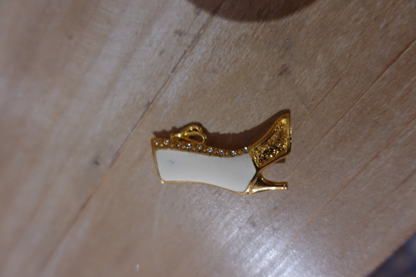 Broche vintage botte blanche émaillée et dorée