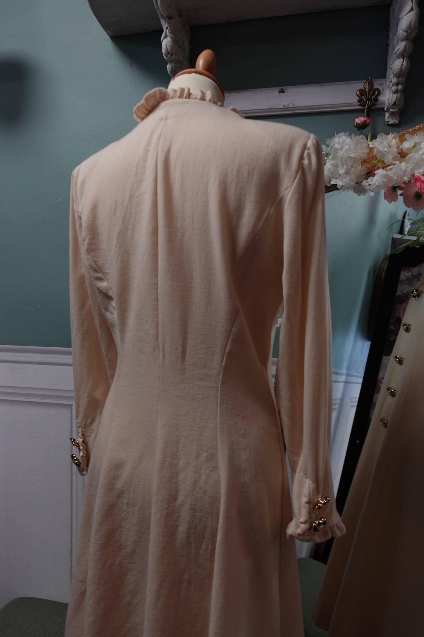 : Robe Midi en Laine Fine et Boutons Bijoux — Confection Italienne Rétro